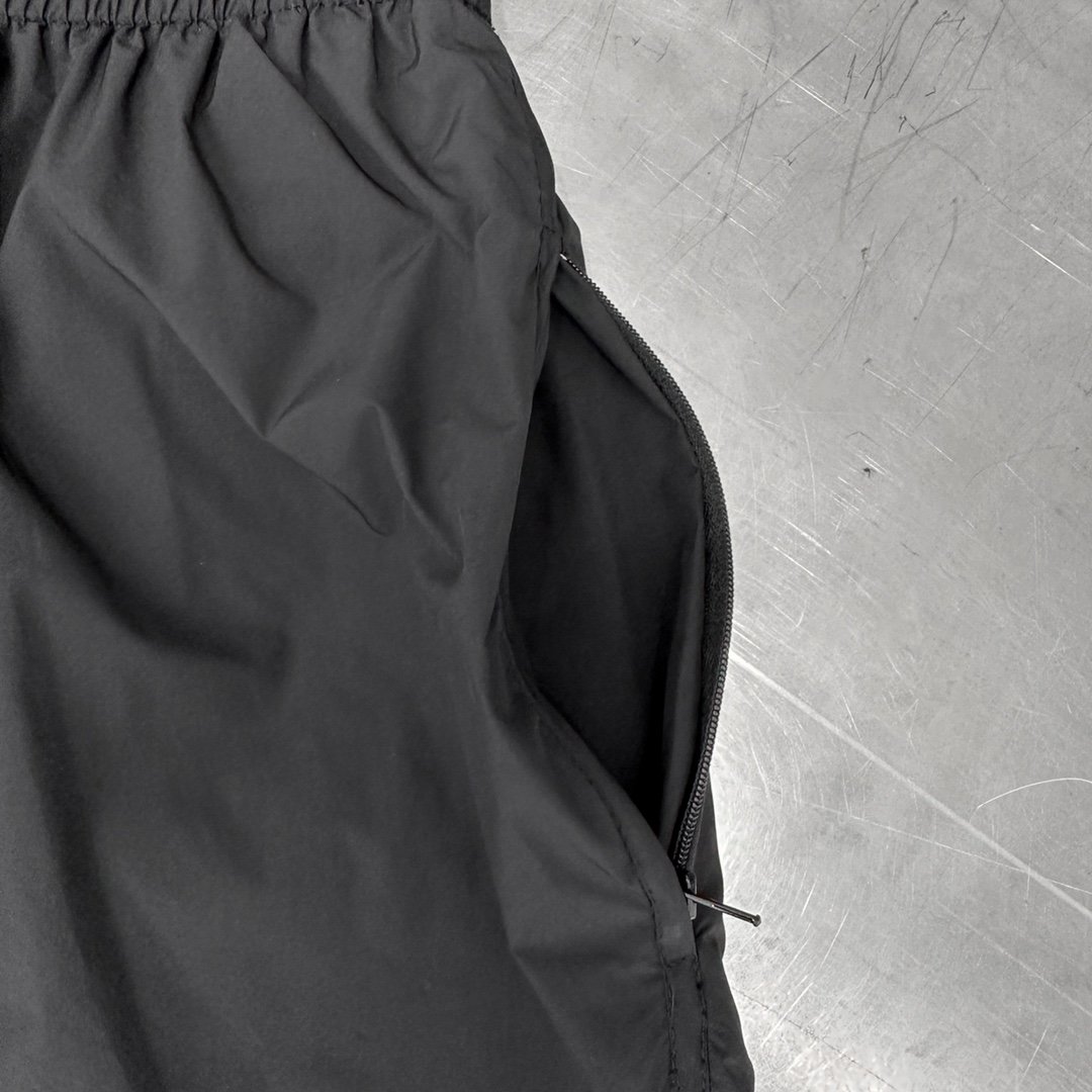 BLCG新款短裤再生纤维面料超薄透气上身人舒适弧形剪裁运动休闲腰头松紧包容性强下摆烫钻logo细节满满尺