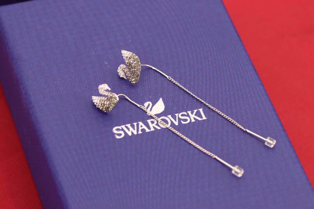 swarovski黑白渐变天鹅耳线黑白交织璀璨如你展现熠熠发光的多面风格全新施华洛世奇天鹅系列融入黑白交