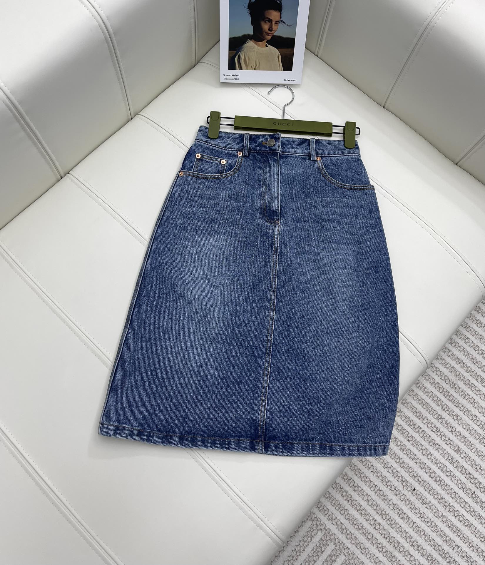 NO:696828,Gucc* New products on the shelves Denim bear denim skirt Latest denim series Decorated with embroidered letters and bear chapter decoration Breathable and thin twill cotton fabric Multiple washing processes Soft and skin-friendly Adding a denim flavor G family’s latest series customized YB hardware Retro and fashionable hip-hugging skirt Straight-leg design Slimming and longer legs Restore original quality Flash-kill market version Series development Worry-free wear Can be paired with denim jackets and vests from the same series  High version,,gucci,gucci,skirts,jackets & coats,19860909Gucc* 新品上架 丹宁小熊牛仔半裙 最新丹宁系列 饰以刺绣字母小熊章仔装饰 透气轻薄的斜纹棉质面料 多重水洗工艺 柔软亲肤 增添了牛仔味道G家最新系列定制YB五金 复古时髦 包臀半裙 直筒版型设计 显瘦显腿长 还原原版品质 秒杀市场版本 系列开发 穿搭无忧 可搭配同系列牛仔外套马甲  高版本,,gucci,gucci,skirts,jackets & coats,,Women's clothing