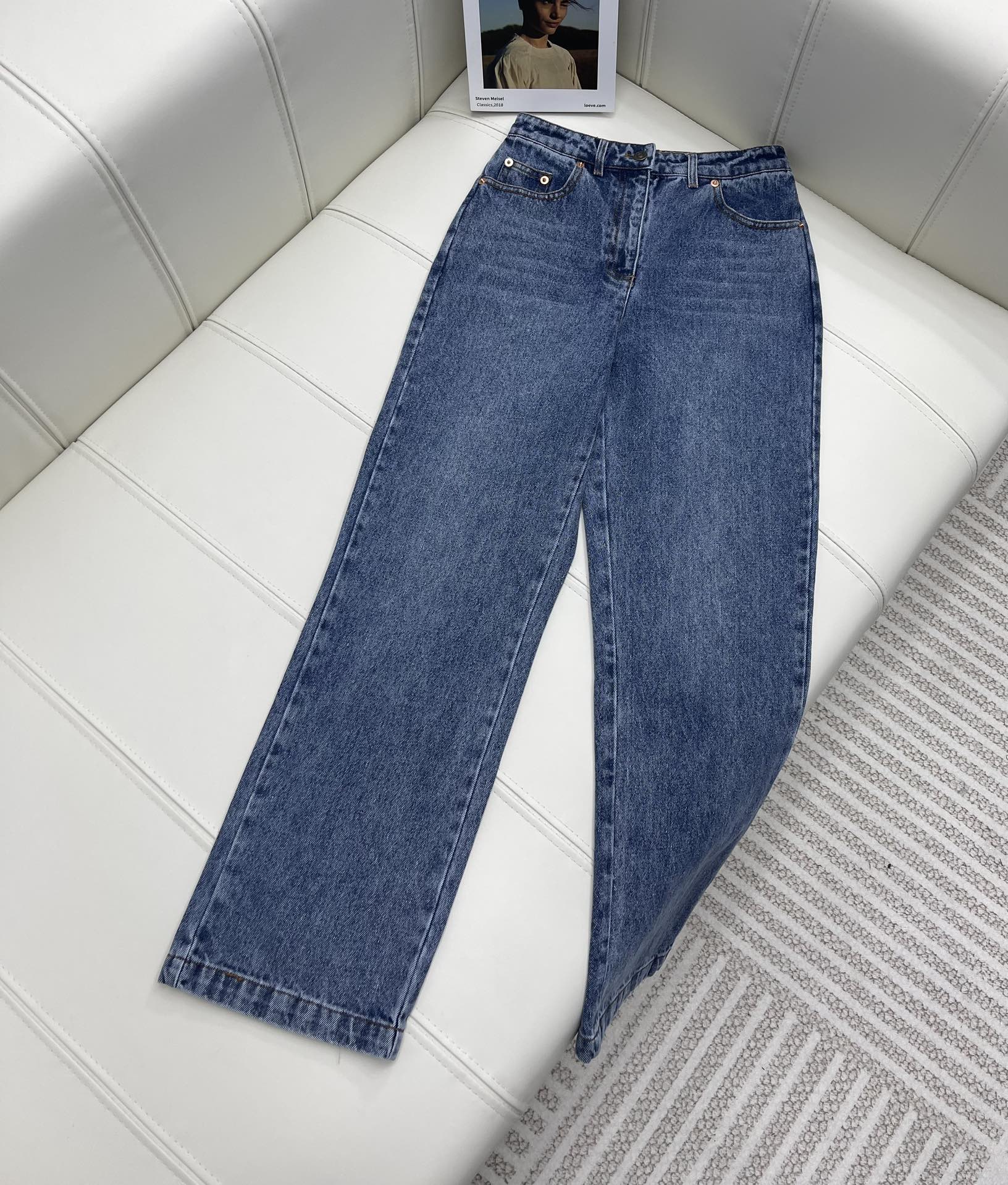 NO:696839,Gucc* New products on the shelves Denim bear denim trousers Latest denim series Decorated with embroidered letters and bear emblems Breathable and light twill cotton fabric Multiple washing processes Soft and skin-friendly Adds a denim flavor G family’s latest series of customized YB hardware Retro and fashionable Loose wide-leg trousers Tolerant and slim Restore original quality Flash market version Series development Worry-free wear Can be paired with denim jackets and vests from the same series High version L,,gucci,gucci,jackets  & coats,19860909Gucc* 新品上架 丹宁小熊牛仔长裤 最新丹宁系列 饰以刺绣字母小熊章仔装饰 透气轻薄的斜纹棉质面料 多重水洗工艺 柔软亲肤 增添了牛仔味道G家最新系列定制YB五金 复古时髦 宽松阔腿长裤 包容显瘦 还原原版品质 秒杀市场版本 系列开发 穿搭无忧 可搭配同系列牛仔外套马甲  高版本 L,,gucci,gucci,jackets & coats,,Women's clothing