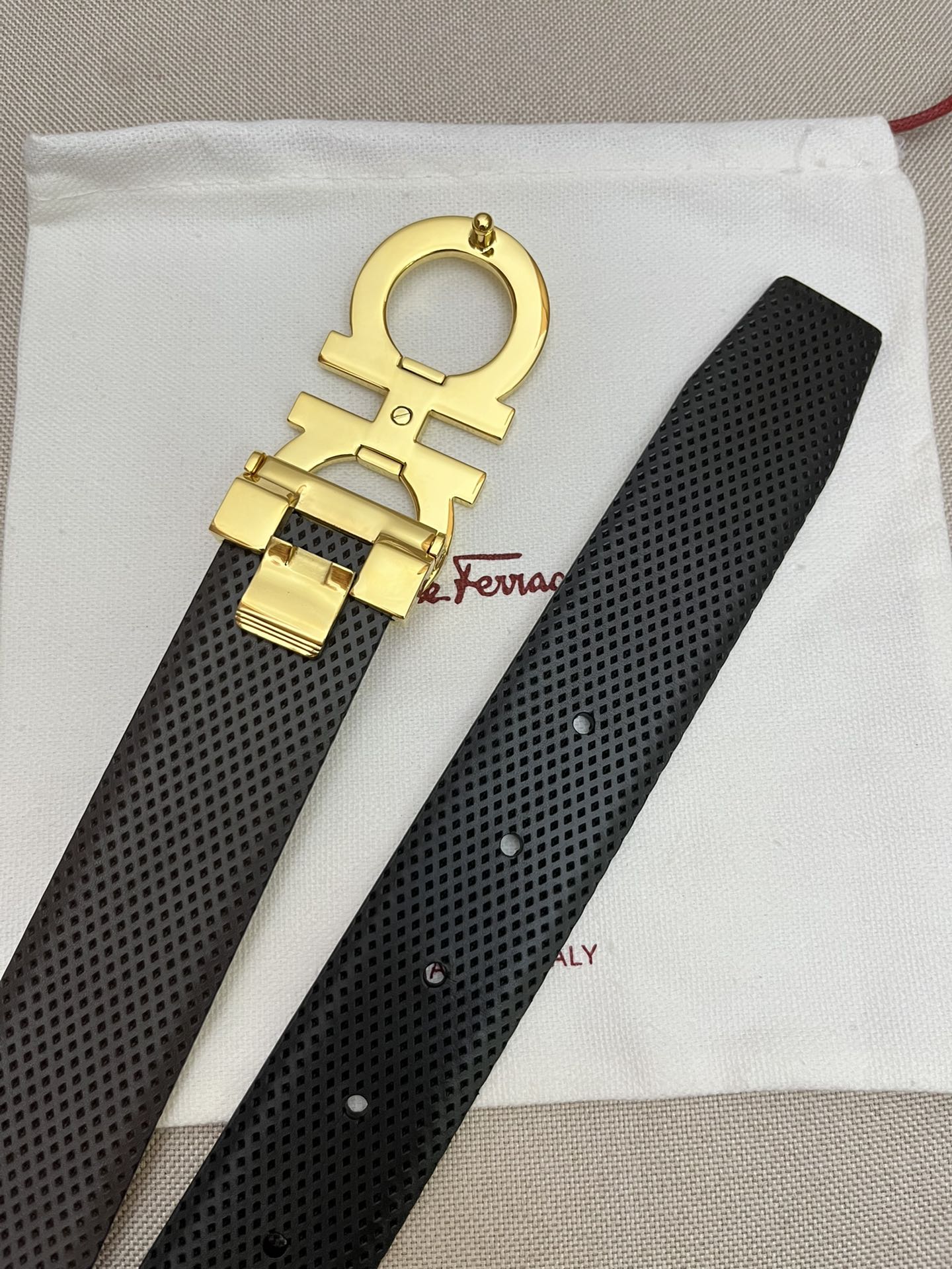 Ferragamo菲拉格慕男士专柜对