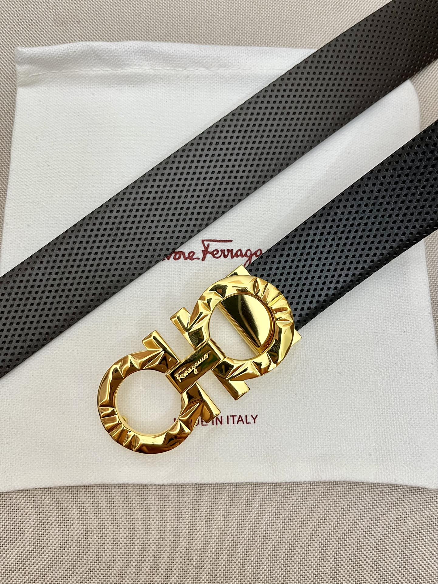 Ferragamo菲拉格慕男士专柜对