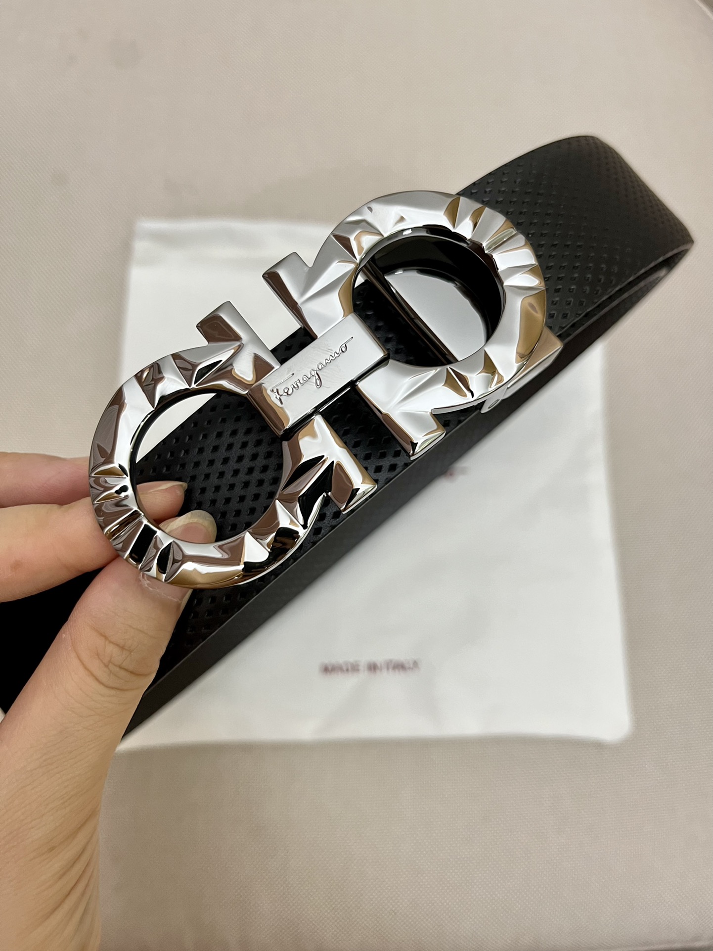 Ferragamo菲拉格慕男士专柜对