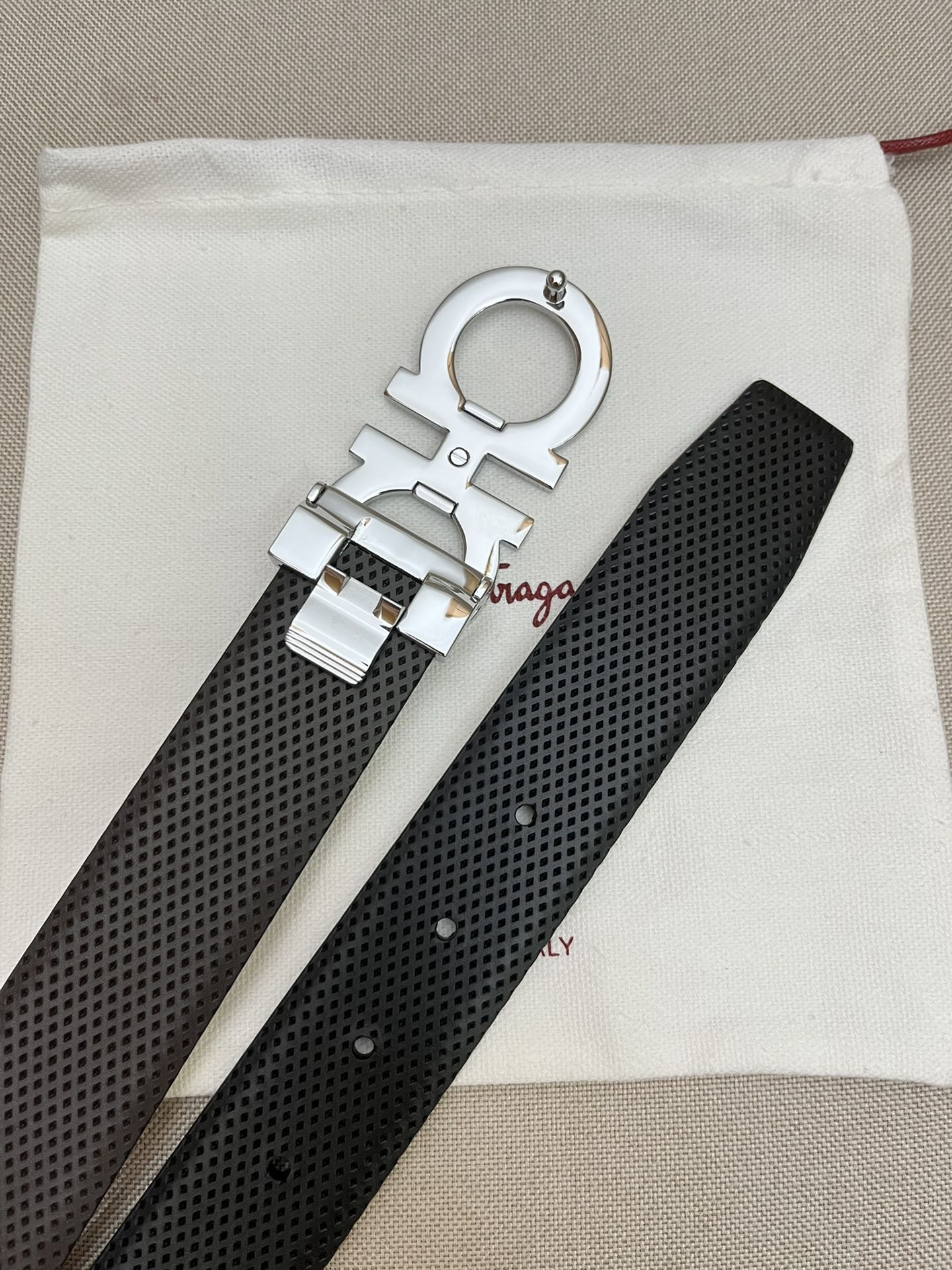 Ferragamo菲拉格慕男士专柜对