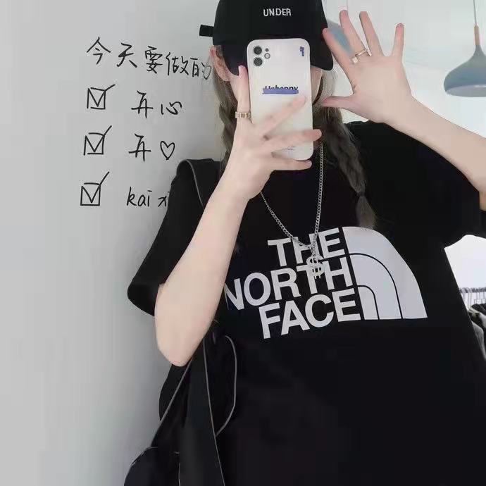 P59💰
【北面短袖】
2024/北面经典印花男女情侣同款短袖T恤 做细节，高品质！ 
立体感十足！具有良好的耐久性与舒适性，吸汗透气又耐穿！✔ 简单又有特点搭配宽松Tee版型～新元素看着非常有质感，简单有型不挑人一定要拿下上身个性不单调 色系和质感都超棒的/整体的慵懒感 修饰手臂线条不显肩宽，上身更有型！简约大气显高级！简单的纯色系单穿内搭都很nice🧚‍♀ 简约不简单系列，夏季新品百搭必备款！简洁清爽大方！🉑搭配闺蜜装👭～女生上身无敌好看呦～炎炎夏日怎能少了它！


颜色:白色 黑色

尺码 ：S-XXL