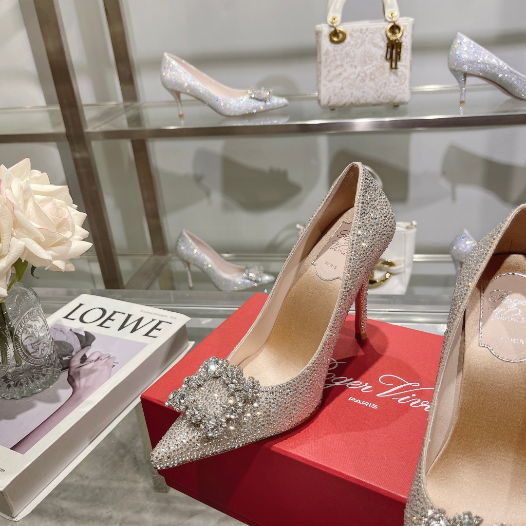 Roger Vivier: Empowering Women with Glamorous Flower Strass High Heels - 图片 3
