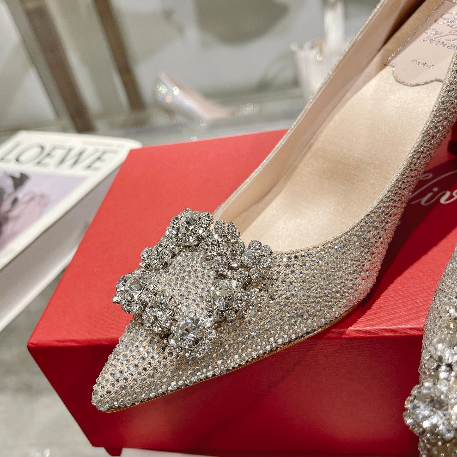 Roger Vivier’s Iconic Flower Strass High Heels for Powerful Women - 图片 7