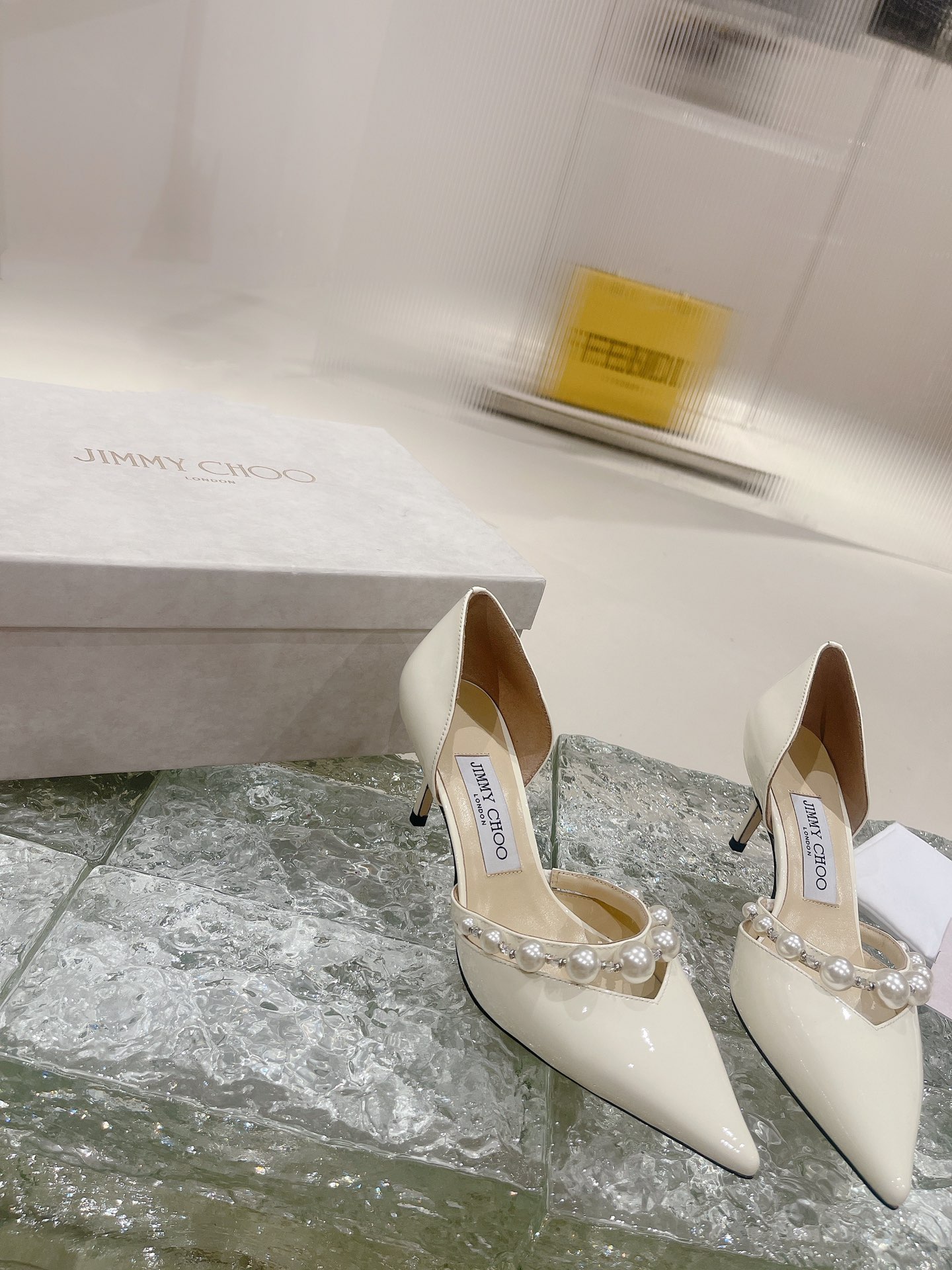 NO:405350,Jimmy Week series high heels, selected latte, nude, and black patent leather. The shoe shape is exquisite and eye-catching. The pointed toe is matched with 8.5 and 6.5 cm stilettoes, and a single arch strap embellished with glittering white pearls, which makes you easily create a stylish and stylish shape from morning to night. Patent leather Pearl crystal decoration Point toe Hollow arch strap Heel height 8.5 cm/6.5 cm Italian leather outsole/size information./ SIZE 35-39 (34 40 custom-made non-return and exchange, order carefully), high heels, jimmy choo, high heels, Leather soles19860909吉米周系列高跟鞋,甄选拿铁色、裸色、黑色漆皮革.鞋型精美夺目,尖头配以8.5和6.5厘米细高跟,以及闪闪白色珍珠点缀的单条足弓带,是您轻松打造从早到晚多变时尚的造型. 漆皮革 珍珠水晶装饰 尖头 鞋身镂空 足弓带 鞋跟高度8.5厘米/6.5厘米 意大利真皮大底 /尺寸信息./ SIZE 35-39（34 40定做不退换 慎重下单）,高跟鞋,jimmy choo,high heels,Leather soles,Women's Shoes