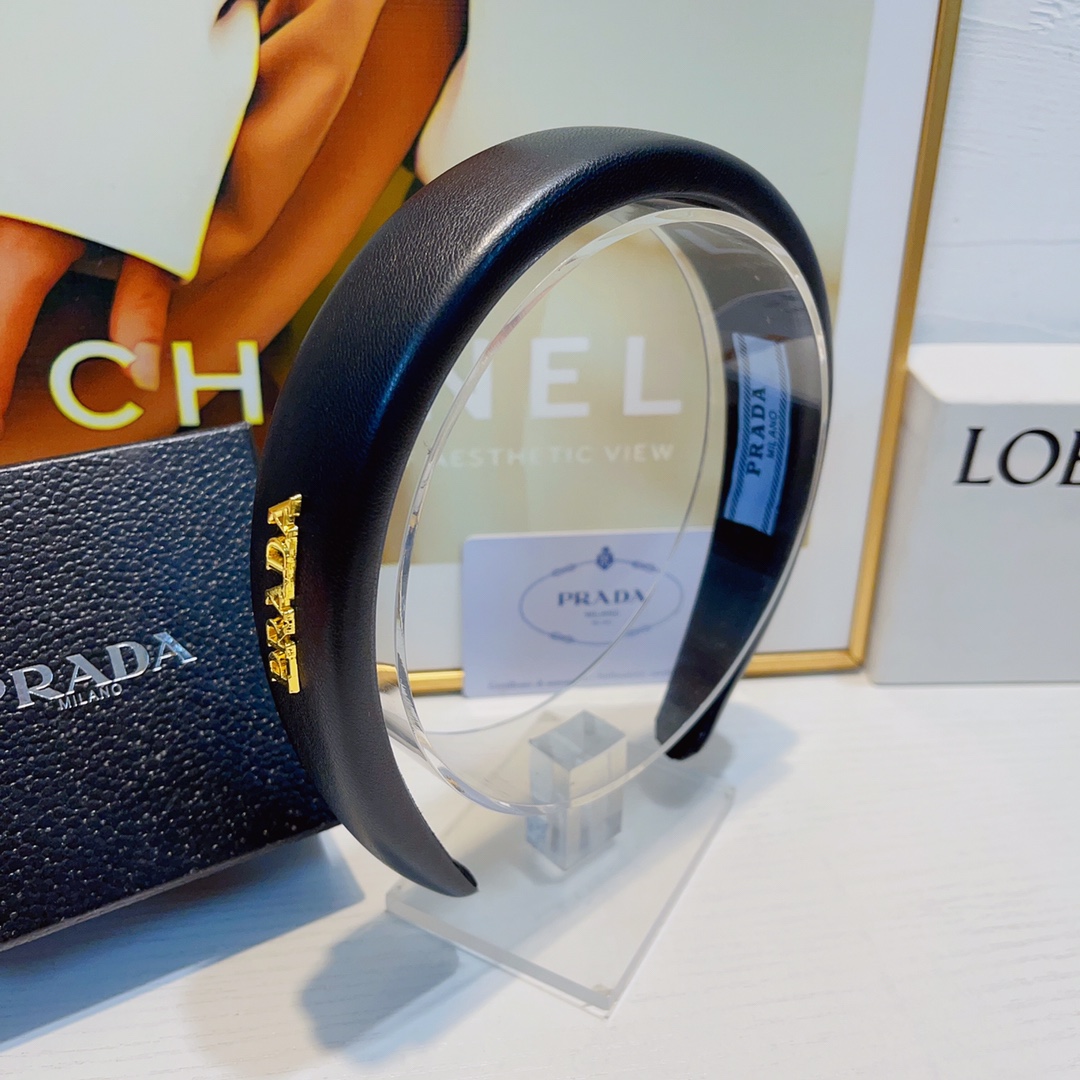 NO:276837,Prada Prada hairband New logo simple hairband Daily exquisite items All-matched and fairy must-have items Full of celebrity style ~ Treasure style Recommended style (single) hair accessories, hairpins, prada, prada, hairpins19860909Prada普拉达 Prada发箍 新款logo简约发箍 日常精致小单品 气质百搭小仙女必入单品 名媛风十足～宝藏款 闭眼入推荐款（单个）发饰,发夹,prada,prada,hairpins,accessory