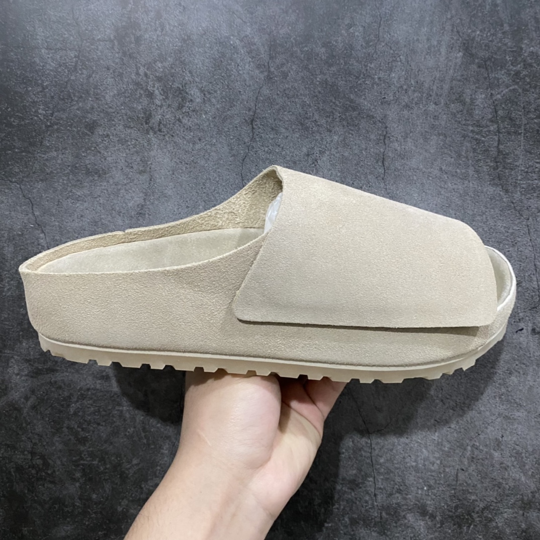 FEAR OF GOD x Birkenstock联名款魔术贴拖鞋来啦 FOG x 勃肯神仙联名首次联手推出本季舒适拖鞋 这款拖鞋：Los Feliz 以Jerry Lorenzo在洛杉矶的家命名 由Birkenstock 1744独家开发 追求极致的风格和舒适度 保留了Birkenstock 鞋款标志性轮廓的纯洁和美丽 这款极简主义作品是Fear of God美学的标志 配有毛边外底和Birkenstock 的软木乳胶鞋床 传身为调色大师的FOG果然没有令人失望 这双拖鞋任何一个颜色上脚都非常好看 非常高级 边鞋盒的设计也超有诚意 上面的Logo设计也采用了FOG的logo经典矽膠材质 搭配可调节的魔术贴可以根据脚形调节松紧度 不挑脚型  尺码：36 37 39 40 41 42 43 44-莆田鞋批发中心