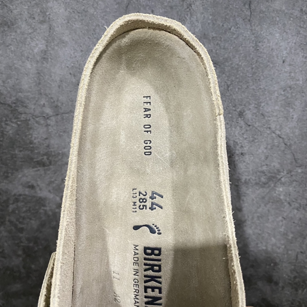 图片[8]-FEAR OF GOD x Birkenstock联名款魔术贴拖鞋来啦 FOG x 勃肯神仙联名首次联手推出本季舒适拖鞋 这款拖鞋：Los Feliz 以Jerry Lorenzo在洛杉矶的家命名 由Birkenstock 1744独家开发 追求极致的风格和舒适度 保留了Birkenstock 鞋款标志性轮廓的纯洁和美丽 这款极简主义作品是Fear of God美学的标志 配有毛边外底和Birkenstock 的软木乳胶鞋床 传身为调色大师的FOG果然没有令人失望 这双拖鞋任何一个颜色上脚都非常好看 非常高级 边鞋盒的设计也超有诚意 上面的Logo设计也采用了FOG的logo经典矽膠材质 搭配可调节的魔术贴可以根据脚形调节松紧度 不挑脚型  尺码：36 37 39 40 41 42 43 44-莆田鞋批发中心