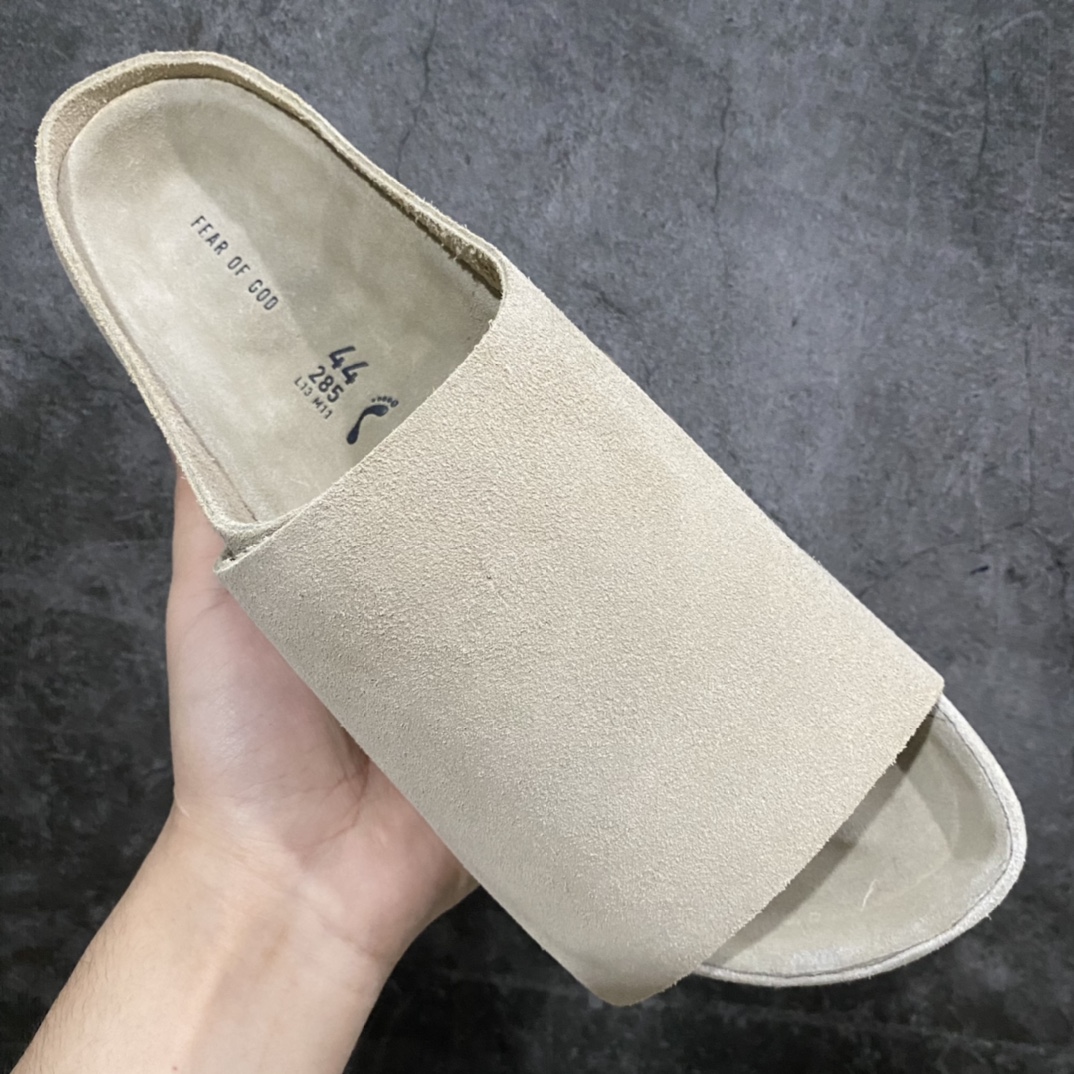 图片[4]-FEAR OF GOD x Birkenstock联名款魔术贴拖鞋来啦 FOG x 勃肯神仙联名首次联手推出本季舒适拖鞋 这款拖鞋：Los Feliz 以Jerry Lorenzo在洛杉矶的家命名 由Birkenstock 1744独家开发 追求极致的风格和舒适度 保留了Birkenstock 鞋款标志性轮廓的纯洁和美丽 这款极简主义作品是Fear of God美学的标志 配有毛边外底和Birkenstock 的软木乳胶鞋床 传身为调色大师的FOG果然没有令人失望 这双拖鞋任何一个颜色上脚都非常好看 非常高级 边鞋盒的设计也超有诚意 上面的Logo设计也采用了FOG的logo经典矽膠材质 搭配可调节的魔术贴可以根据脚形调节松紧度 不挑脚型  尺码：36 37 39 40 41 42 43 44-莆田鞋批发中心