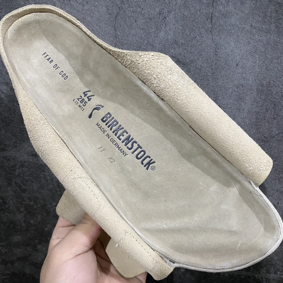 图片[5]-FEAR OF GOD x Birkenstock联名款魔术贴拖鞋来啦 FOG x 勃肯神仙联名首次联手推出本季舒适拖鞋 这款拖鞋：Los Feliz 以Jerry Lorenzo在洛杉矶的家命名 由Birkenstock 1744独家开发 追求极致的风格和舒适度 保留了Birkenstock 鞋款标志性轮廓的纯洁和美丽 这款极简主义作品是Fear of God美学的标志 配有毛边外底和Birkenstock 的软木乳胶鞋床 传身为调色大师的FOG果然没有令人失望 这双拖鞋任何一个颜色上脚都非常好看 非常高级 边鞋盒的设计也超有诚意 上面的Logo设计也采用了FOG的logo经典矽膠材质 搭配可调节的魔术贴可以根据脚形调节松紧度 不挑脚型  尺码：36 37 39 40 41 42 43 44-莆田鞋批发中心