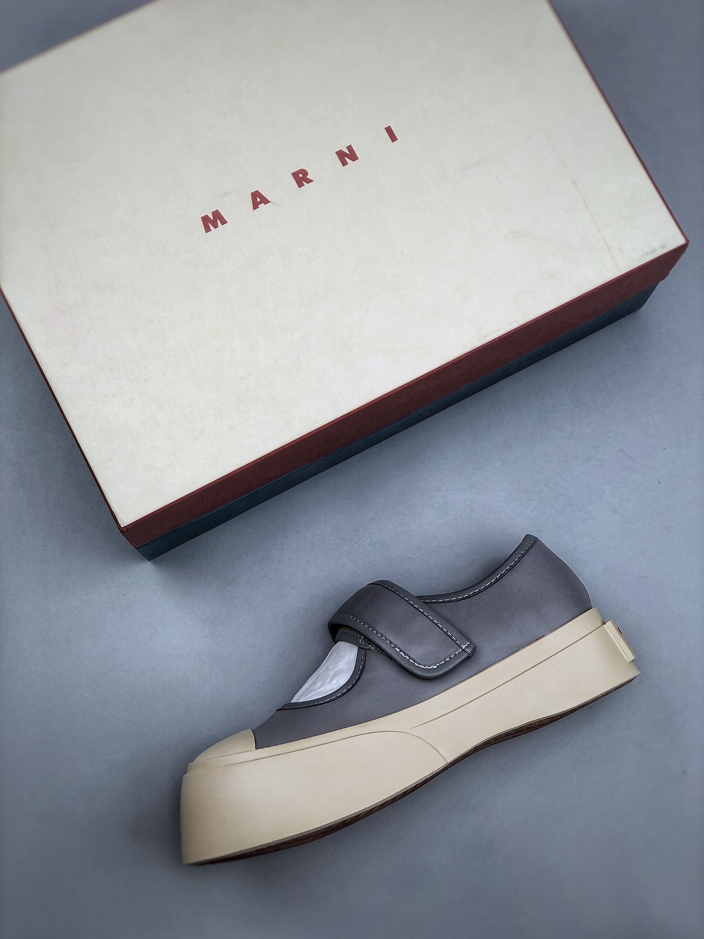 MARNI's latest large-toe women's shoes with gray buckles are very high-end and comfortable.