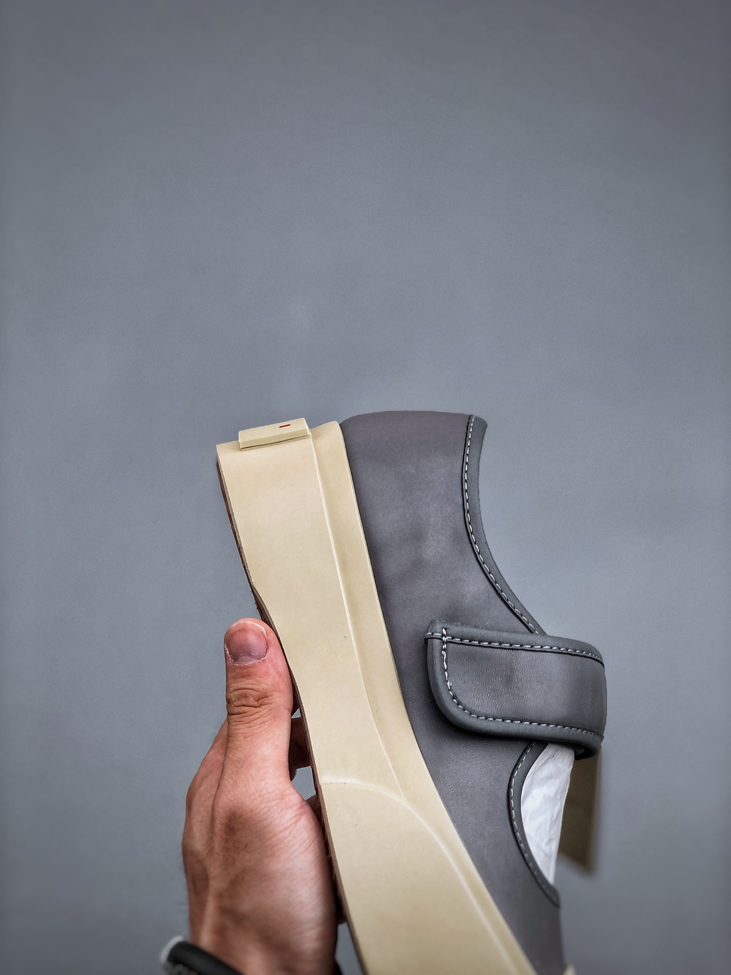 MARNI's latest large-toe women's shoes with gray buckles are very high-end and comfortable.