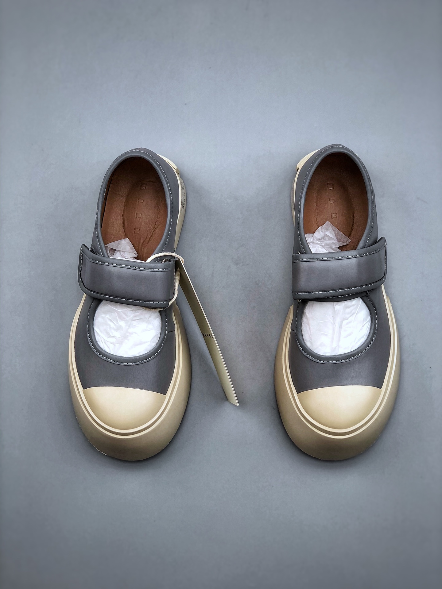 MARNI's latest large-toe women's shoes with gray buckles are very high-end and comfortable.