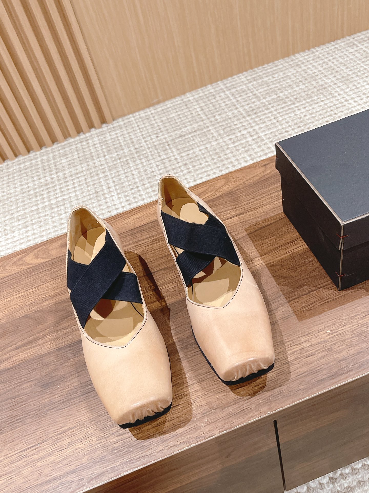 NO:259247,【官网】. Heel #Uma Wang Dark Ballet Shoes Brand of the same name Uma Wang is the first Chinese designer brand to enter the official schedule of Milan Fashion Week. Today, Uma Wang has almost become the standard equipment for major overseas pioneer fashion buyers. The upper is made of fully vegetable tanned leather embryo hand-painted color. The roller is 