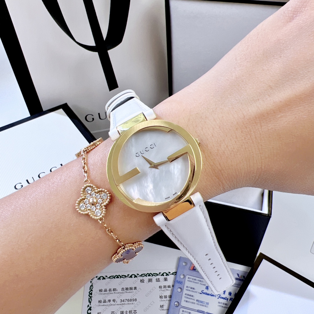 💰280“古驰双G”Gucci意大利殿堂级时尚品牌-这款手表最大的特色就是表壳设计,Gucci"双G"logo的重新叠合、独特精美、突破常规圆形款。现在越来越多的腕表设计都是选择不使用数字时标,手表已经不单是看时间的功能,更多人喜欢手表是看中款式、品味,以及手表彰显出的气质。「原单品质工艺、非市场普通版本可比!」瑞士石英机芯精确读秒,进口牛皮表带柔软.舒适、非常适合各位小仙女!表盘尺寸37mm,很适合众多妹子的尺寸哦!🍀🍀🍀