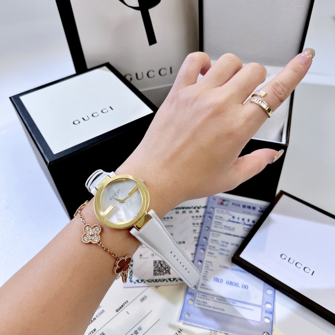 💰280“古驰双G”Gucci意大利殿堂级时尚品牌-这款手表最大的特色就是表壳设计,Gucci"双G"logo的重新叠合、独特精美、突破常规圆形款。现在越来越多的腕表设计都是选择不使用数字时标,手表已经不单是看时间的功能,更多人喜欢手表是看中款式、品味,以及手表彰显出的气质。「原单品质工艺、非市场普通版本可比!」瑞士石英机芯精确读秒,进口牛皮表带柔软.舒适、非常适合各位小仙女!表盘尺寸37mm,很适合众多妹子的尺寸哦!🍀🍀🍀