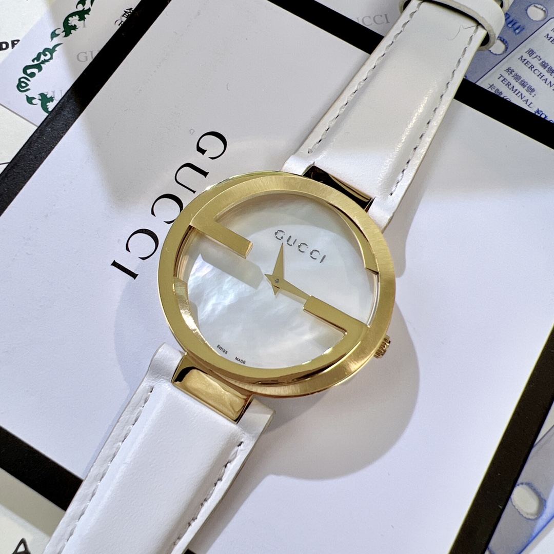 💰280“古驰双G”Gucci意大利殿堂级时尚品牌-这款手表最大的特色就是表壳设计,Gucci"双G"logo的重新叠合、独特精美、突破常规圆形款。现在越来越多的腕表设计都是选择不使用数字时标,手表已经不单是看时间的功能,更多人喜欢手表是看中款式、品味,以及手表彰显出的气质。「原单品质工艺、非市场普通版本可比!」瑞士石英机芯精确读秒,进口牛皮表带柔软.舒适、非常适合各位小仙女!表盘尺寸37mm,很适合众多妹子的尺寸哦!🍀🍀🍀