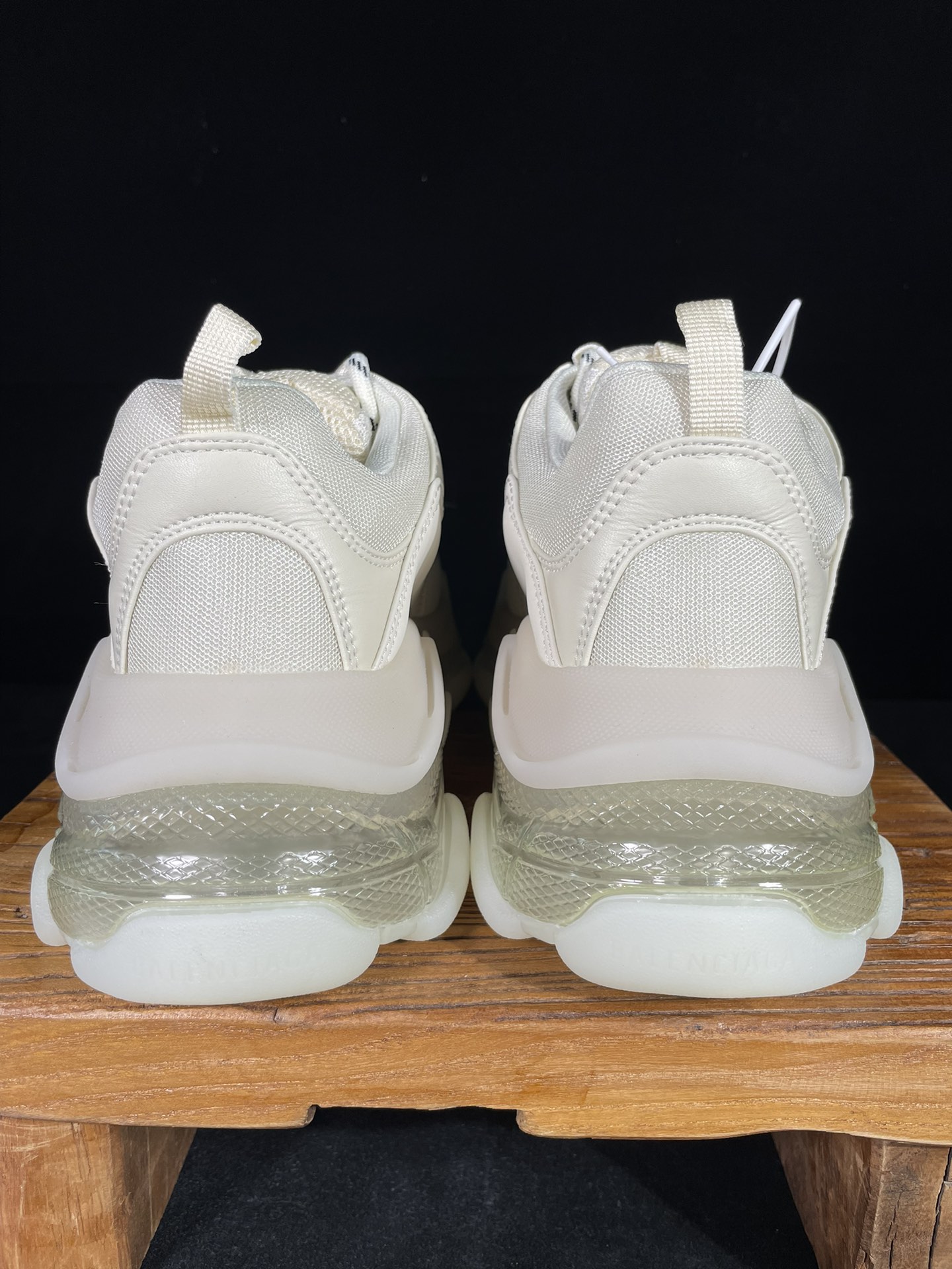 巴黎世家 工厂优势放货，欢迎合作‼️巴黎2代气垫 米白该有的材料配置、做工工艺和配套配件全部拉满！货量足