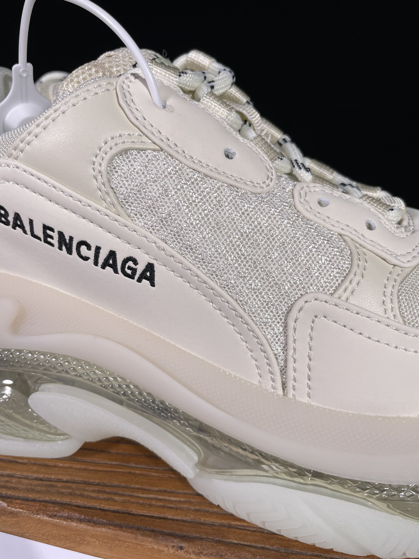 巴黎世家 工厂优势放货，欢迎合作‼️巴黎2代气垫 米白该有的材料配置、做工工艺和配套配件全部拉满！货量足