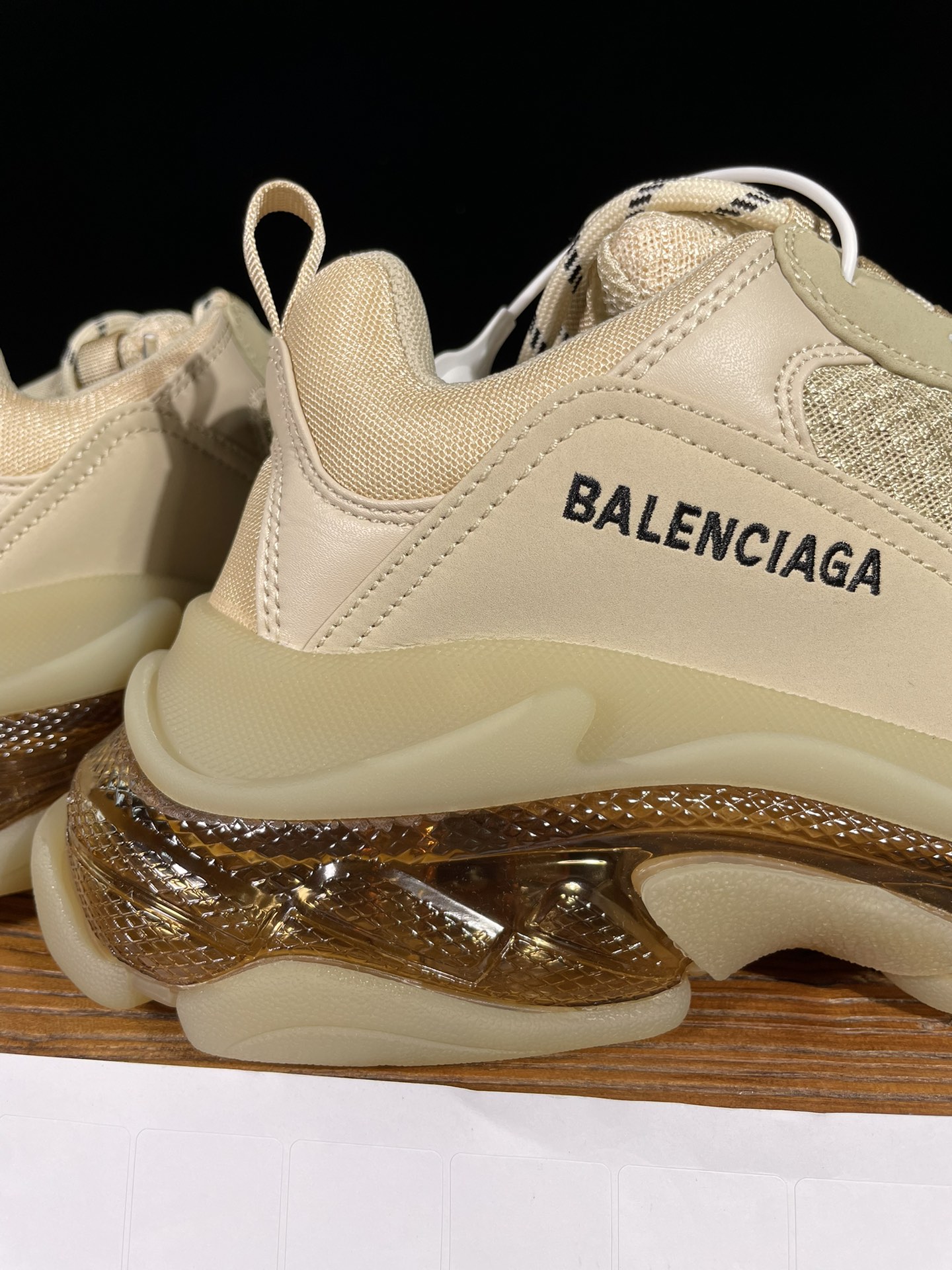 巴黎世家 工厂优势放货，欢迎合作‼️巴黎2代气垫 奶茶色折边该有的材料配置、做工工艺和配套配件全部拉满！