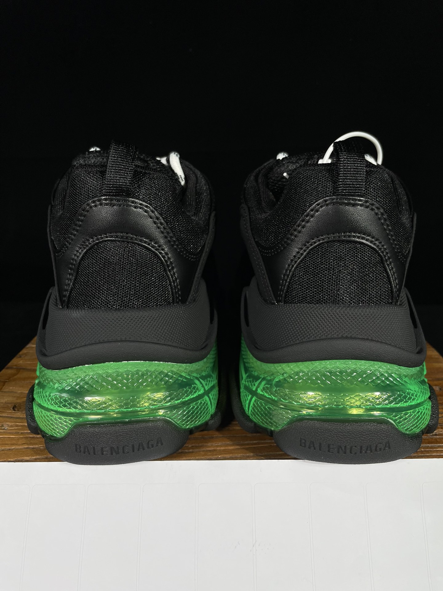 巴黎世家 工厂优势放货，欢迎合作‼️巴黎2代气垫 黑绿折边该有的材料配置、做工工艺和配套配件全部拉满！货