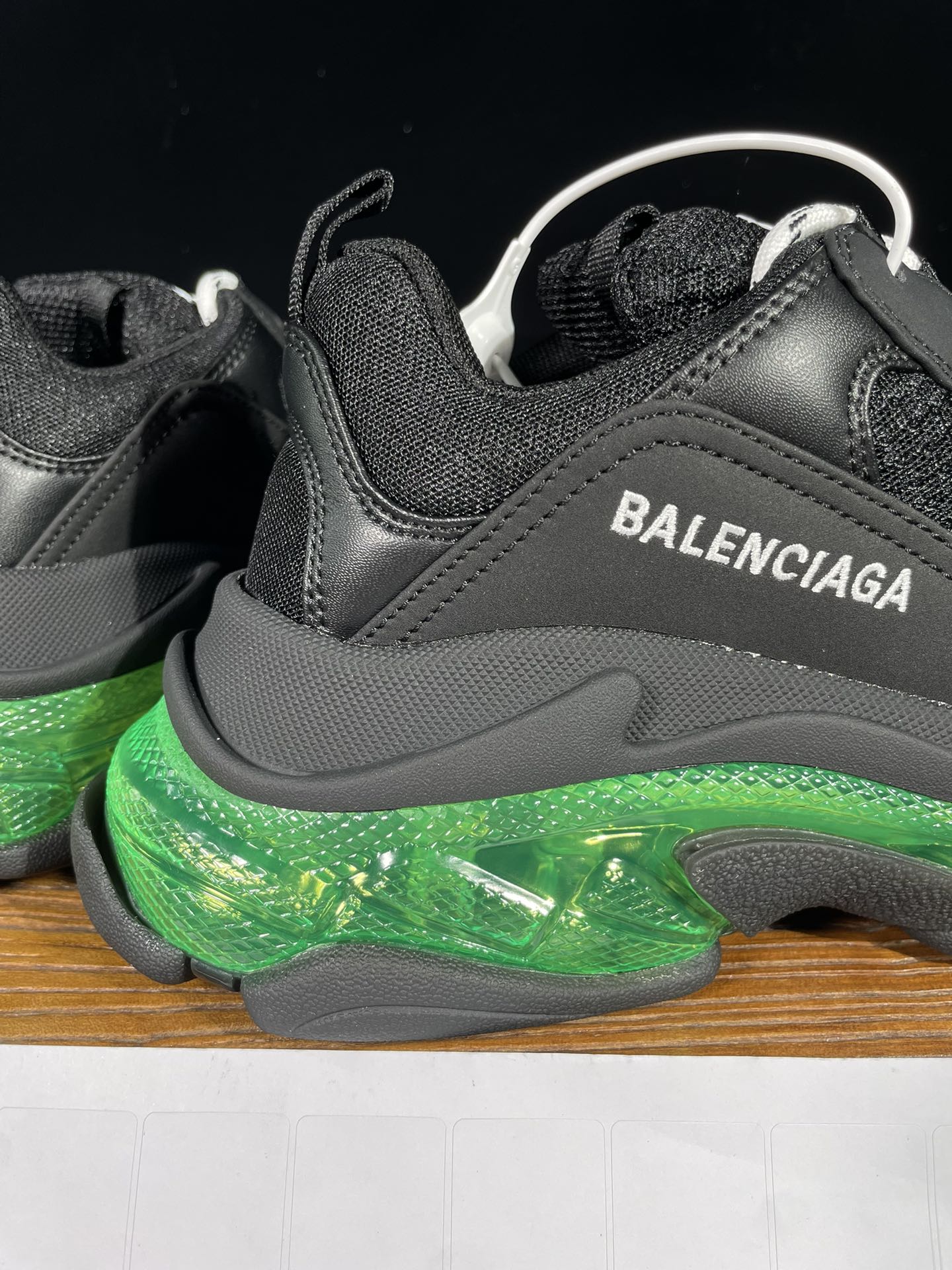 巴黎世家 工厂优势放货，欢迎合作‼️巴黎2代气垫 黑绿折边该有的材料配置、做工工艺和配套配件全部拉满！货