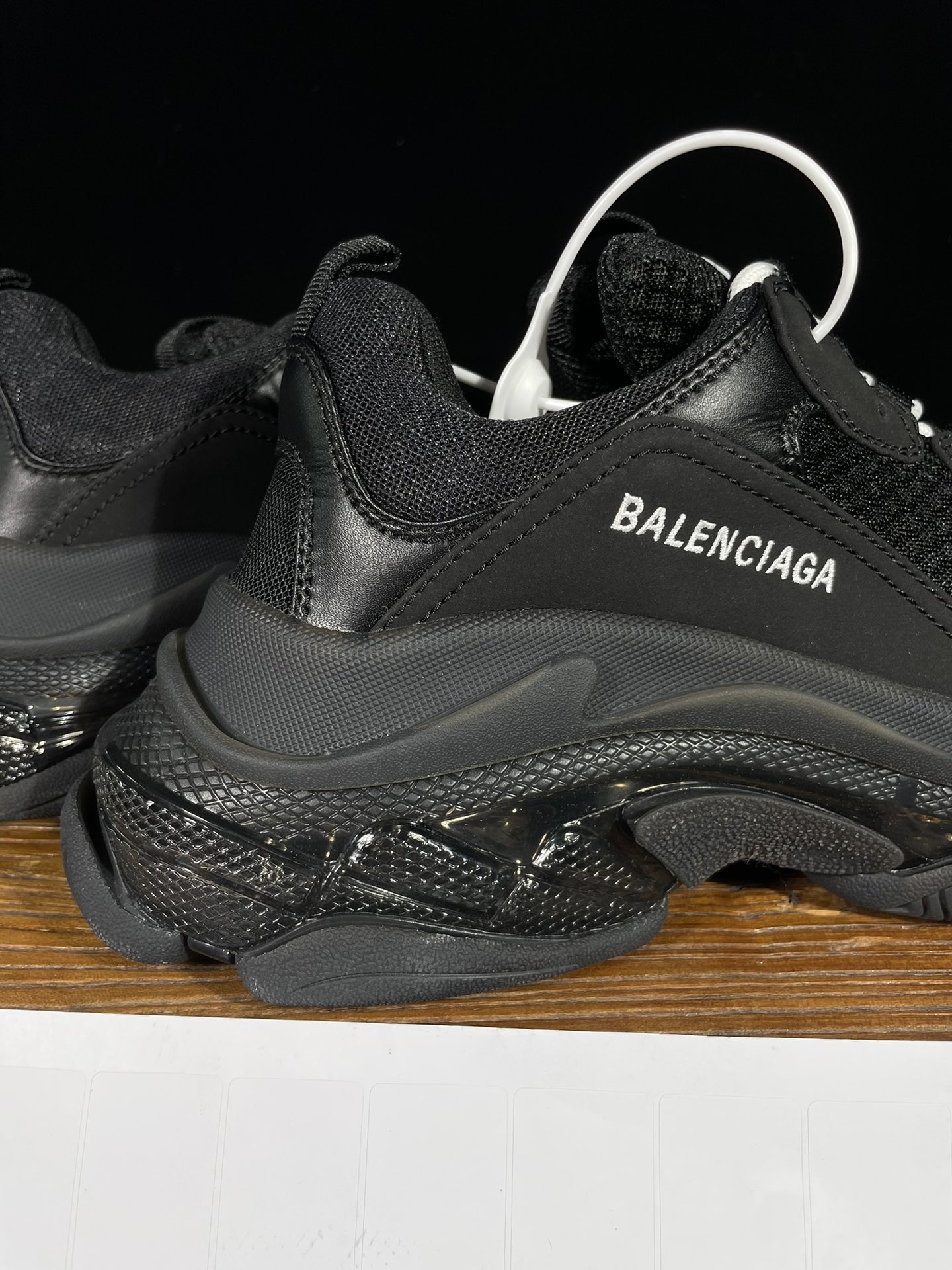 巴黎世家 工厂优势放货，欢迎合作‼️巴黎2代气垫 全黑折边该有的材料配置、做工工艺和配套配件全部拉满！货