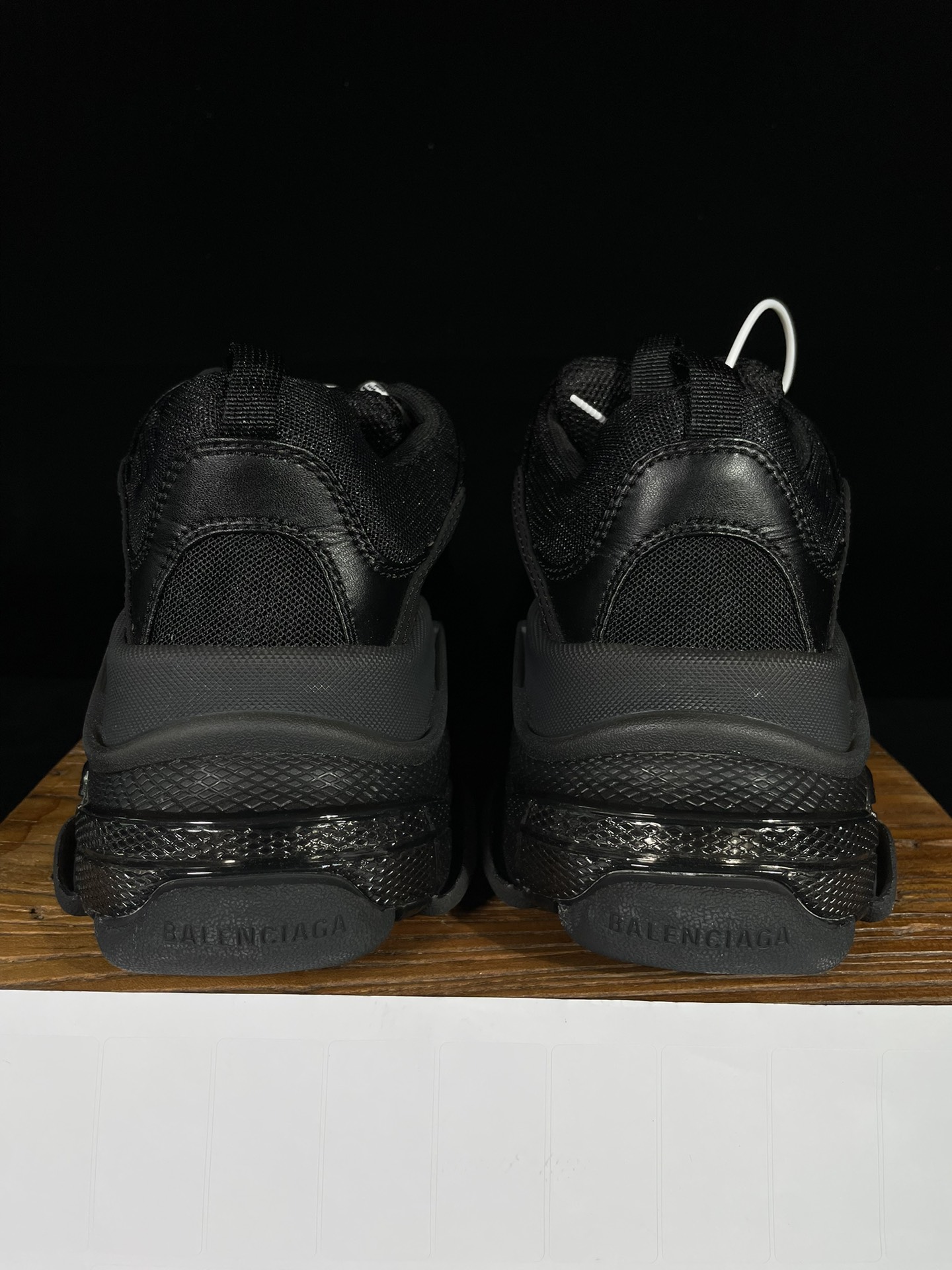 巴黎世家 工厂优势放货，欢迎合作‼️巴黎2代气垫 全黑折边该有的材料配置、做工工艺和配套配件全部拉满！货