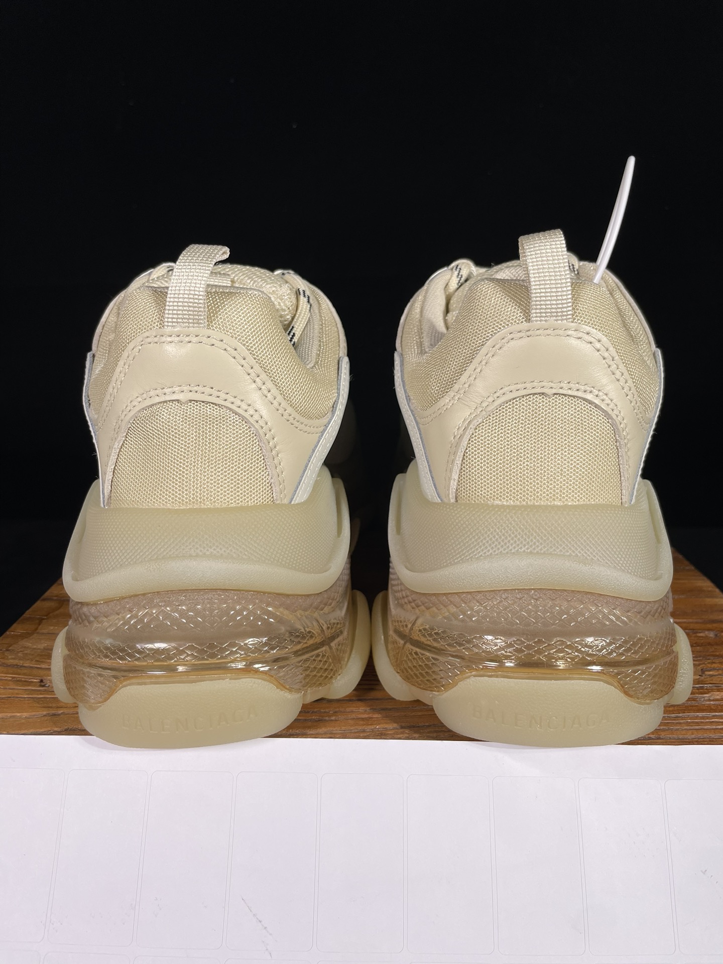 巴黎世家 工厂优势放货，欢迎合作‼️巴黎2代气垫 米黄该有的材料配置、做工工艺和配套配件全部拉满！货量足