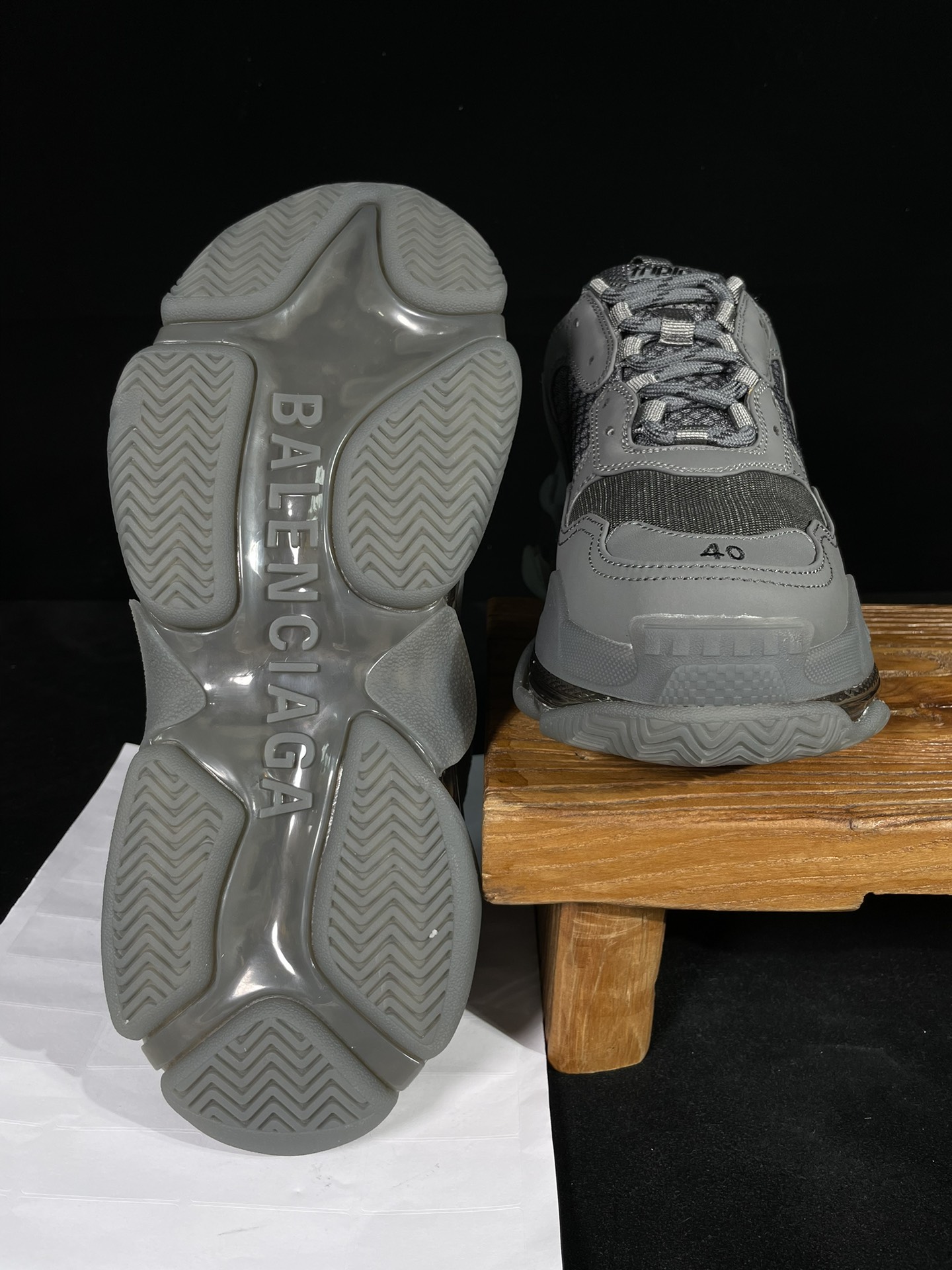 巴黎世家 工厂优势放货，欢迎合作‼️巴黎2代气垫 炭灰折边该有的材料配置、做工工艺和配套配件全部拉满！货