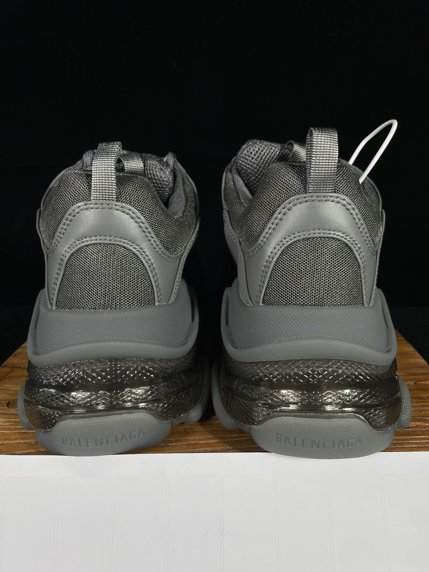 巴黎世家 工厂优势放货，欢迎合作‼️巴黎2代气垫 炭灰折边该有的材料配置、做工工艺和配套配件全部拉满！货