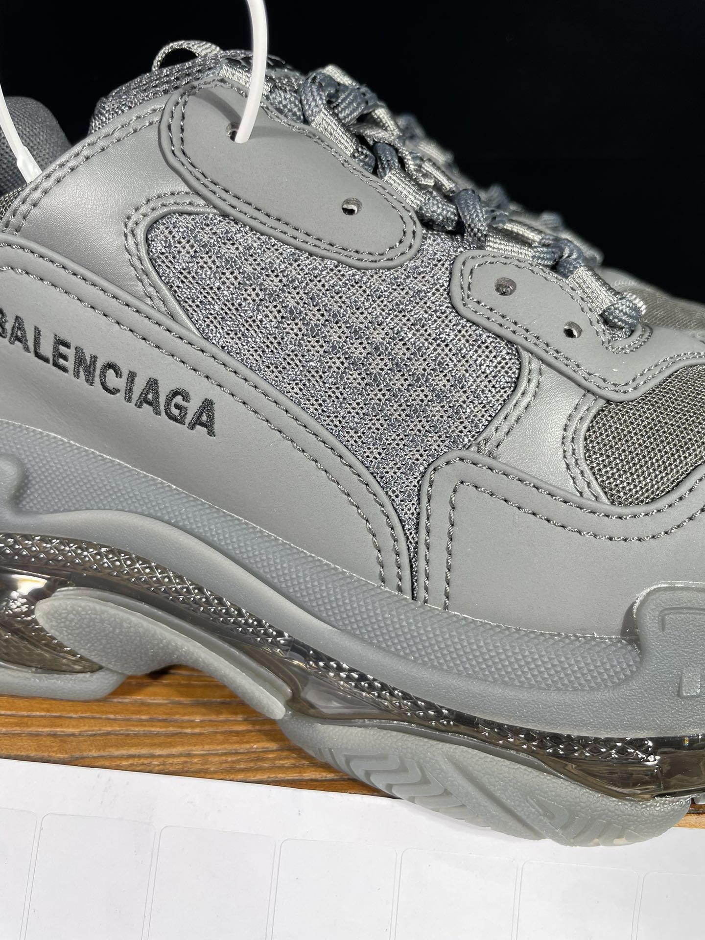 巴黎世家 工厂优势放货，欢迎合作‼️巴黎2代气垫 炭灰折边该有的材料配置、做工工艺和配套配件全部拉满！货