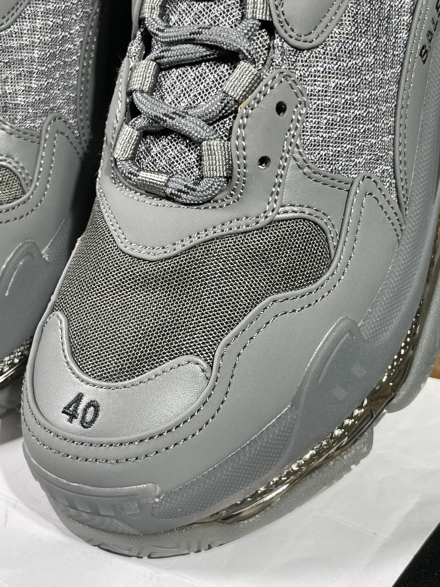 巴黎世家 工厂优势放货，欢迎合作‼️巴黎2代气垫 炭灰折边该有的材料配置、做工工艺和配套配件全部拉满！货