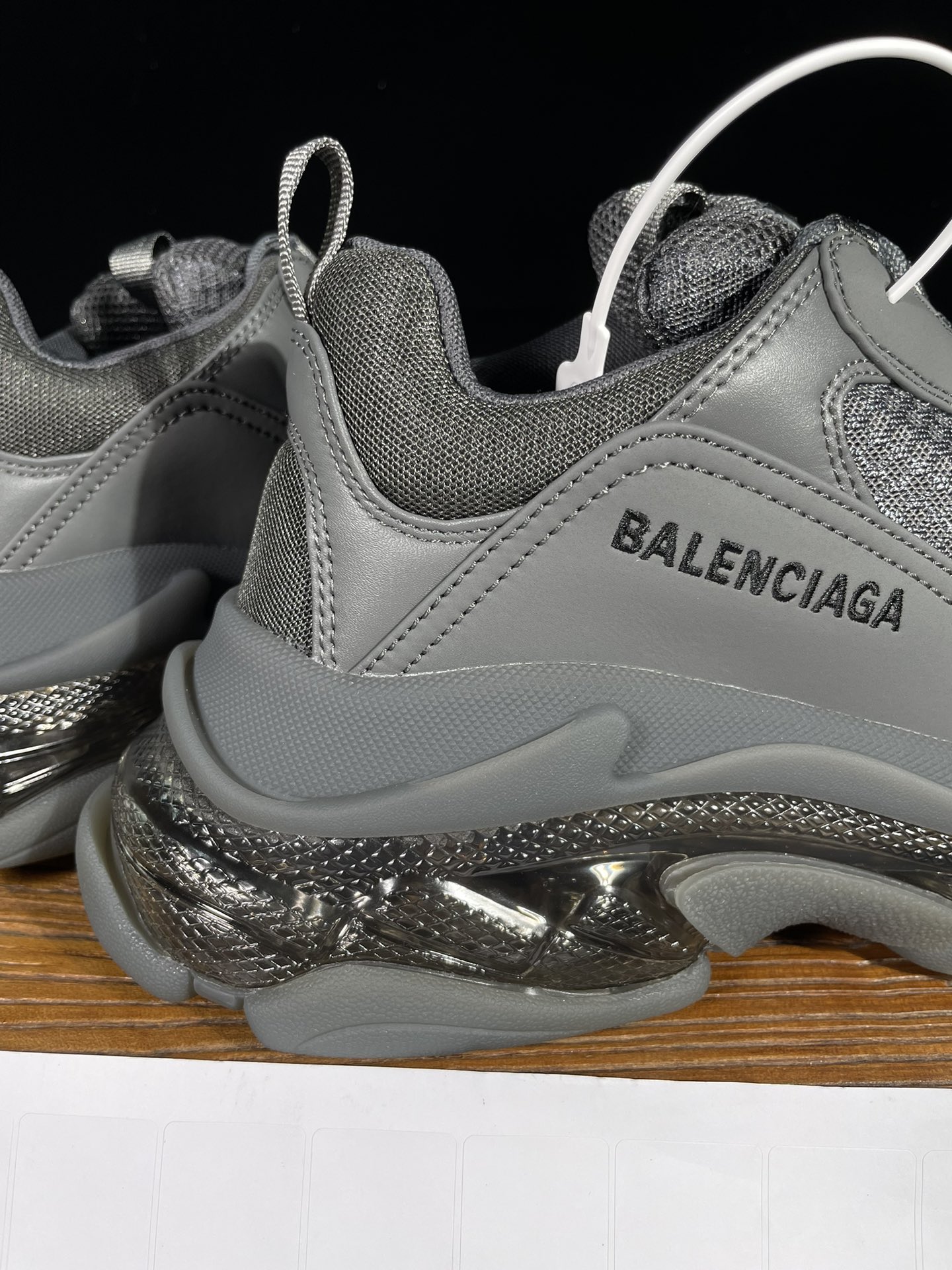 巴黎世家 工厂优势放货，欢迎合作‼️巴黎2代气垫 炭灰折边该有的材料配置、做工工艺和配套配件全部拉满！货