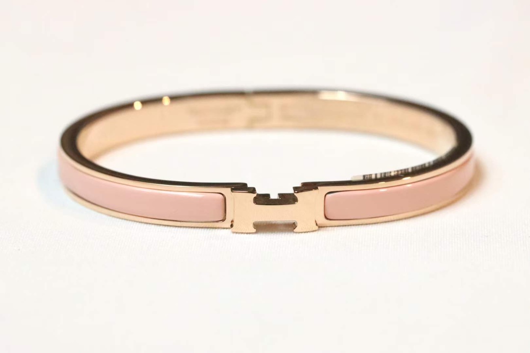 NO:102097,Hermes narrow pink color enamel bracelet (seiko version) Super enamel is uniform and shiny with uniform color, and is rich in gold and skin. Whenever you start, it is very versatile and three metals. The simple and clean design style can make people buy it at a glance. Single stacking will bring new sparks, which are very versatile!  Hermes bracelets, hermes, hermes, bracelet19860909Hermes 窄粉版色珐手琅镯（精工版本） 超珐正琅配均色匀而有光泽 ,五亲金肤又份有量,随便一上手,都常非百搭色三金属.只简是洁的计设风格能就让人一眼入手.单叠戴戴都会碰出撞新的火花,时又尚百搭！,爱马仕手镯,hermes,hermes,bracelet,Jewelry
