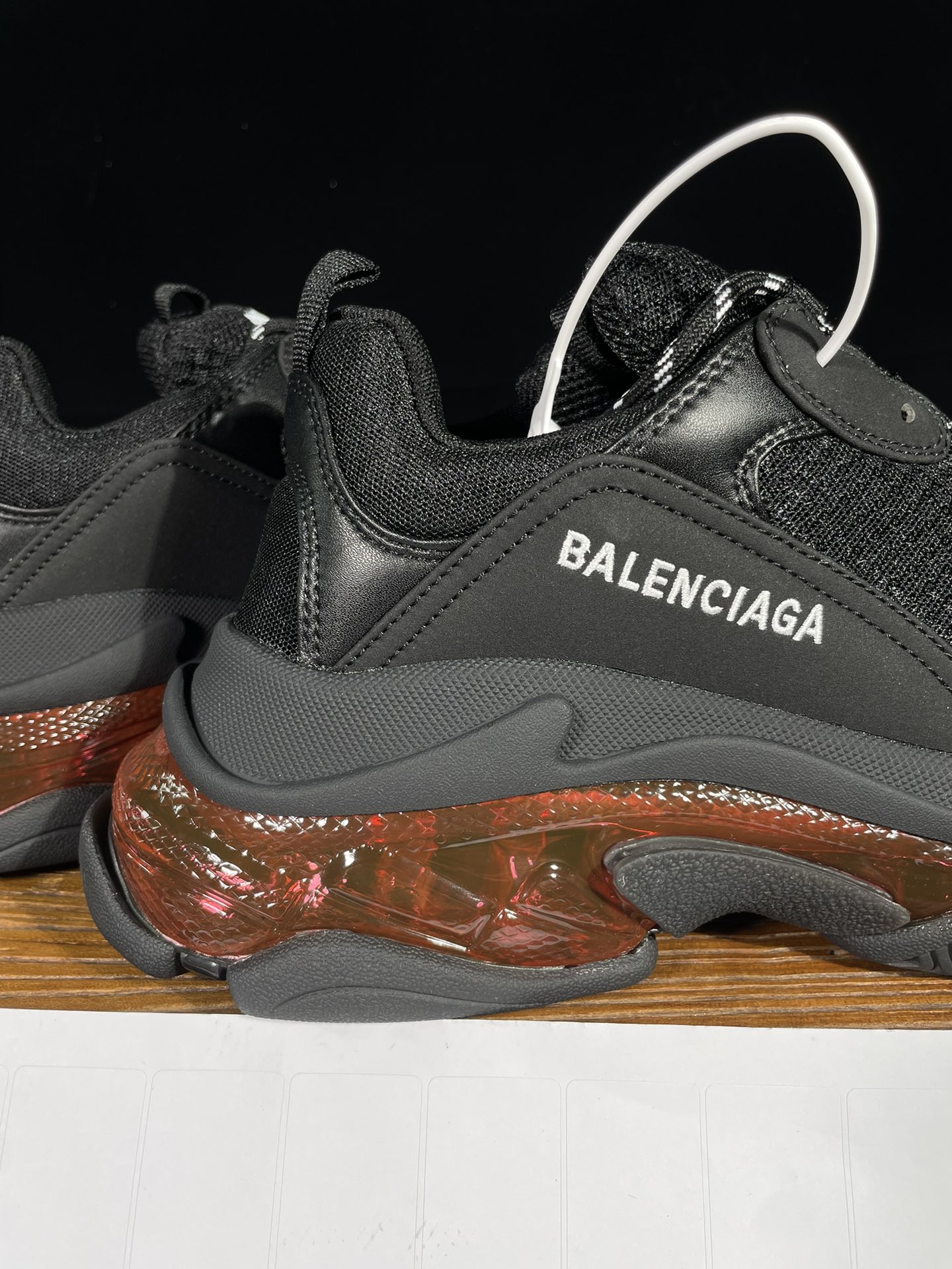 巴黎世家 工厂优势放货，欢迎合作‼️巴黎2代气垫 黑酒红折边该有的材料配置、做工工艺和配套配件全部拉满！