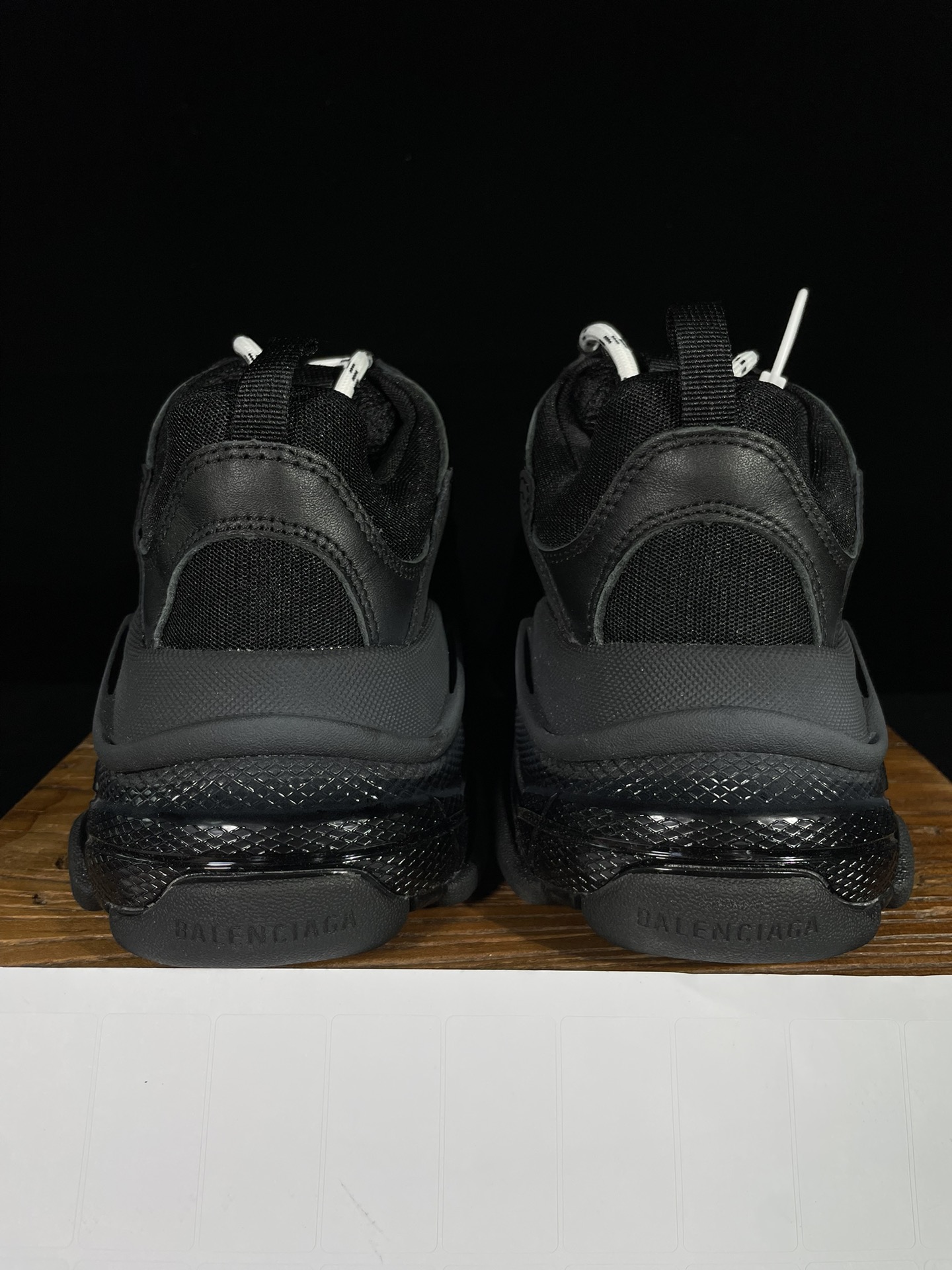 巴黎世家 工厂优势放货，欢迎合作‼️巴黎2代气垫 全黑该有的材料配置、做工工艺和配套配件全部拉满！货量足