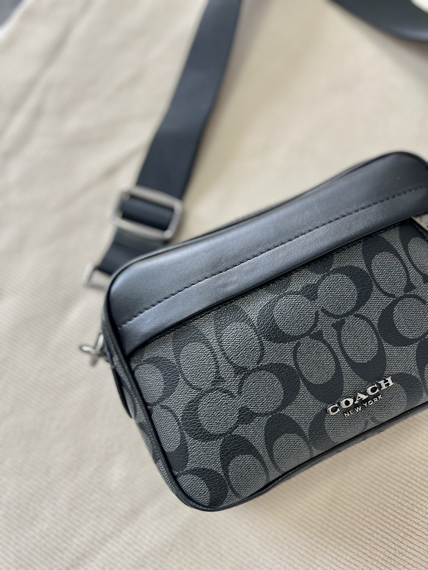 Coach Coa 男士单肩斜挎包 牛皮材质配pvc老花材质 Graham Crossbody单肩斜挎男士相机包