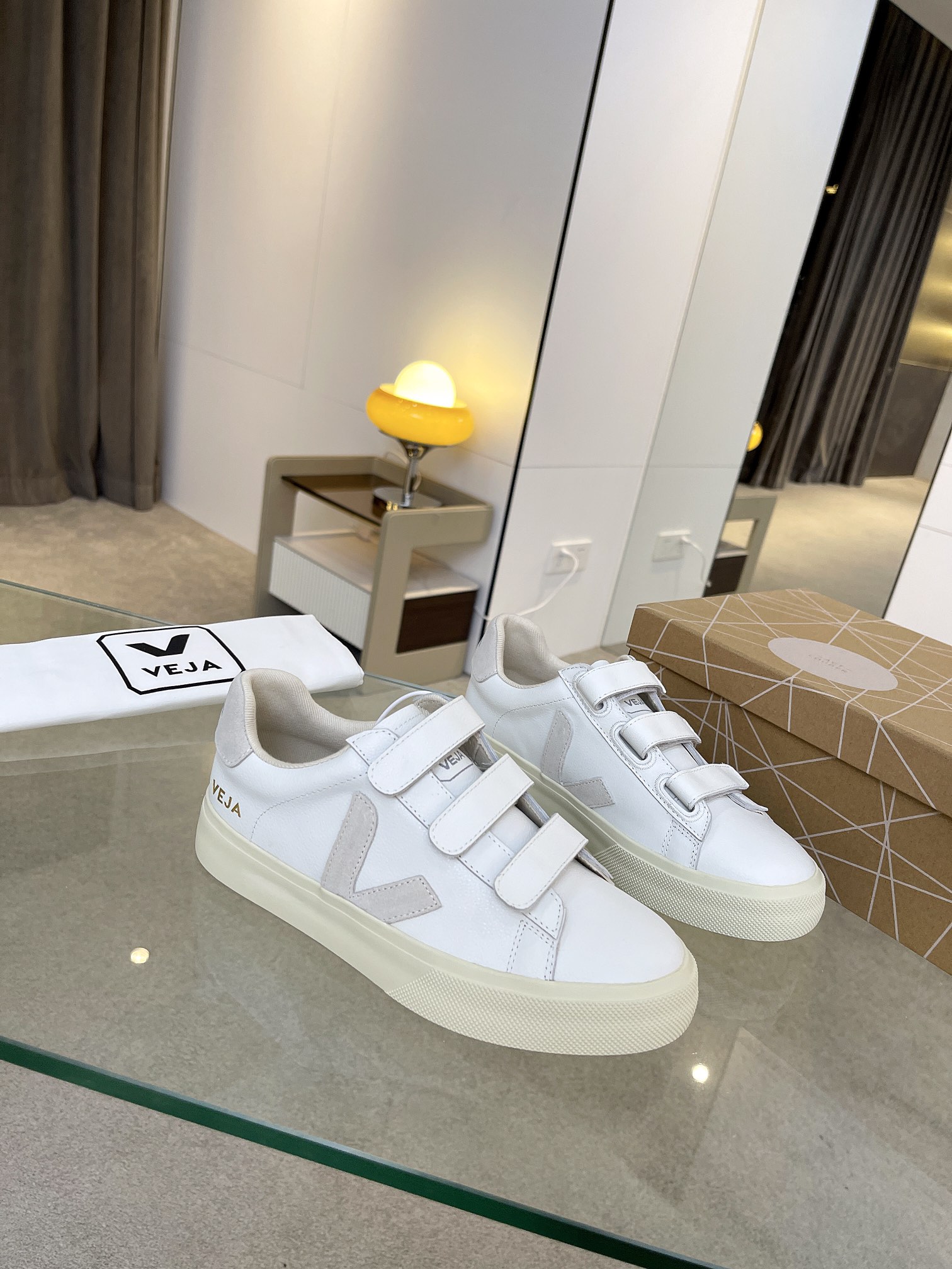 NO:614799,VEJA is a famous French casual sports shoe brand, also known as France's national sneaker. Veja has a simple and fashionable appearance. There is a simple 'V' on the side of the shoe, which is more playful than white shoes. 'Natural and environmentally friendly' is the attitude that Veja has always adhered to. It may be the most environmentally conscious shoe.  All items are made of environmentally friendly materials, such as ecological leather, organic cotton, and natural rubber. The soles of Veja shoes are all made of natural rubber from Yulin in the Brazilian Amazon. Even the rubber collection method uses ultra-original artificial tapping methods. This also ensures the comfort and wear resistance of the shoes when worn.  Size: 35-44 Men's, casual shoes/sports shoes, sneakers19860909VEJA是法国著名的休闲运动鞋品牌,又被称为法国的国民球鞋,Veja外观简约又时尚,鞋侧面有一个简单的“V”,比小白鞋更多了一份俏皮.“天然与环保”是Veja一直秉承的态度,它可能是最有环保意识的鞋履,所有单品均采用环保物料制作,比如生态皮革、有机棉、天然橡胶.Veja鞋子的鞋底全部采用来自巴西亚马逊玉林的天然橡胶,就连橡胶的采集方式都采用超为原始的人工割胶方式.这也保证了鞋子在穿着时的舒适度和耐磨性. 码数:35-44 男款,休闲鞋/运动鞋,sneakers,Women's Shoes