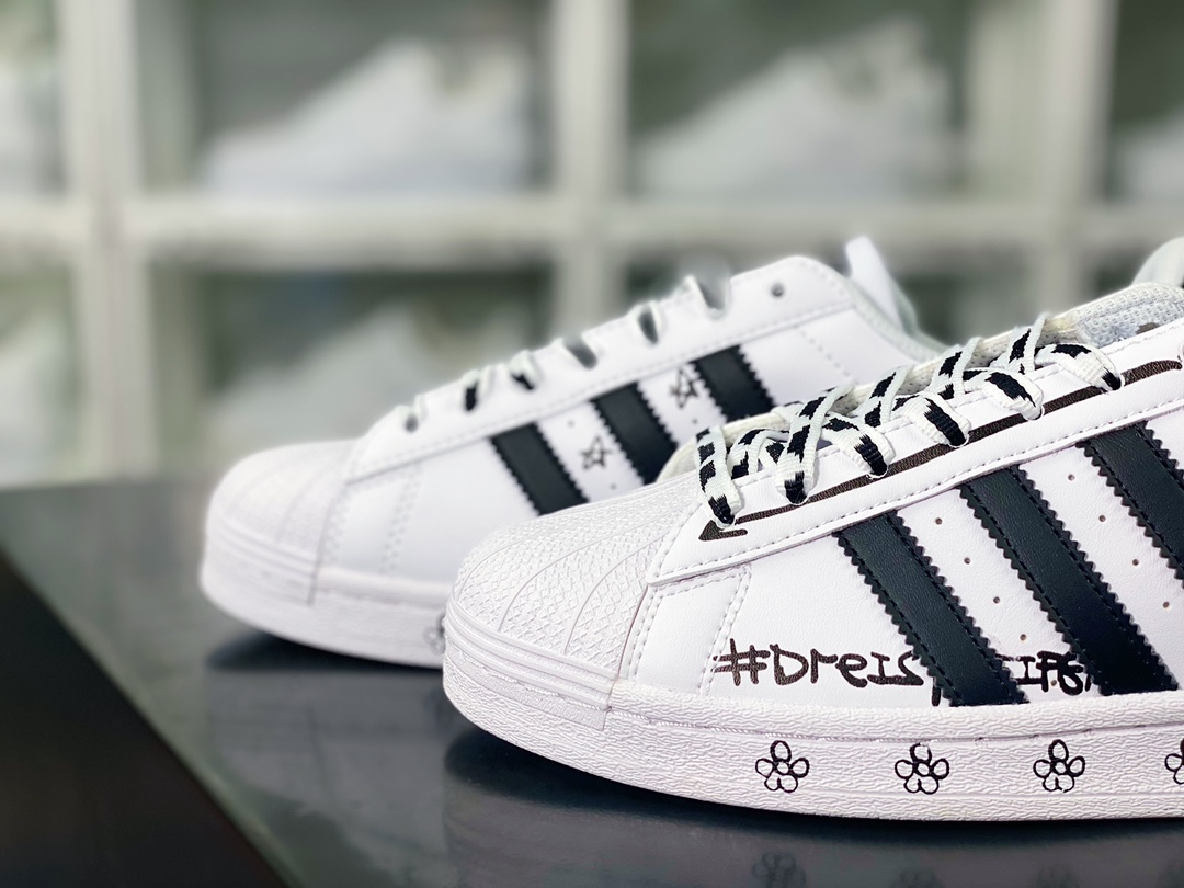 Originals Superstar classic shell toe series low-top sneakers ”leather white and black flower graffiti” GV9804