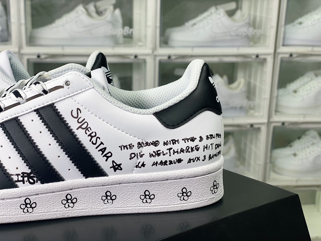 Originals Superstar classic shell toe series low-top sneakers ”leather white and black flower graffiti” GV9804