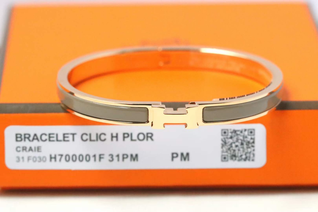 NO:102099,Hermes narrow version Elephant gray enamel bracelet (fine version) Super authentic enamel with uniform and shiny color, five-friendly and golden skin, and any one of them is very versatile and three metals. The simple and clean design style can make people buy it at a glance. If you wear it on a single stack, you will find a new flower, which is fashionable and versatile!  Hermes bracelets, hermes, hermes, bracelet19860909Hermes 窄版 大象灰色珐琅手镯（精版工本） 超正珐配琅色均匀有而光泽 ,五亲金肤又份有量,随便一上手,都常非百搭色三金属.只简是洁的设计格风就能让人一眼入手.单叠戴戴都碰会撞出新火的花,时尚百又搭！,爱马仕手镯,hermes,hermes,bracelet,Jewelry