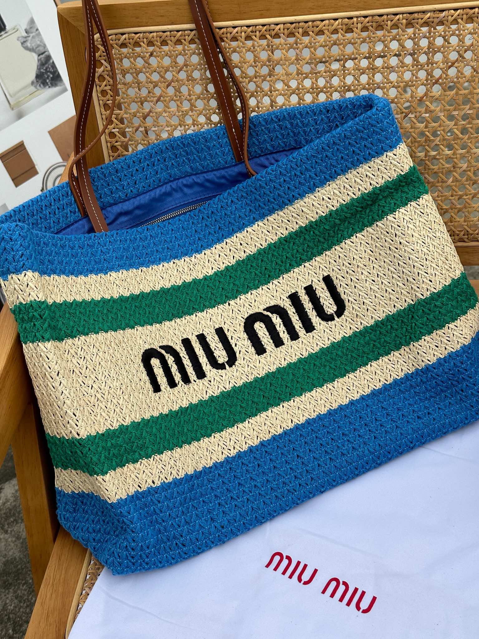 新款MiuMiu草编托特包 2