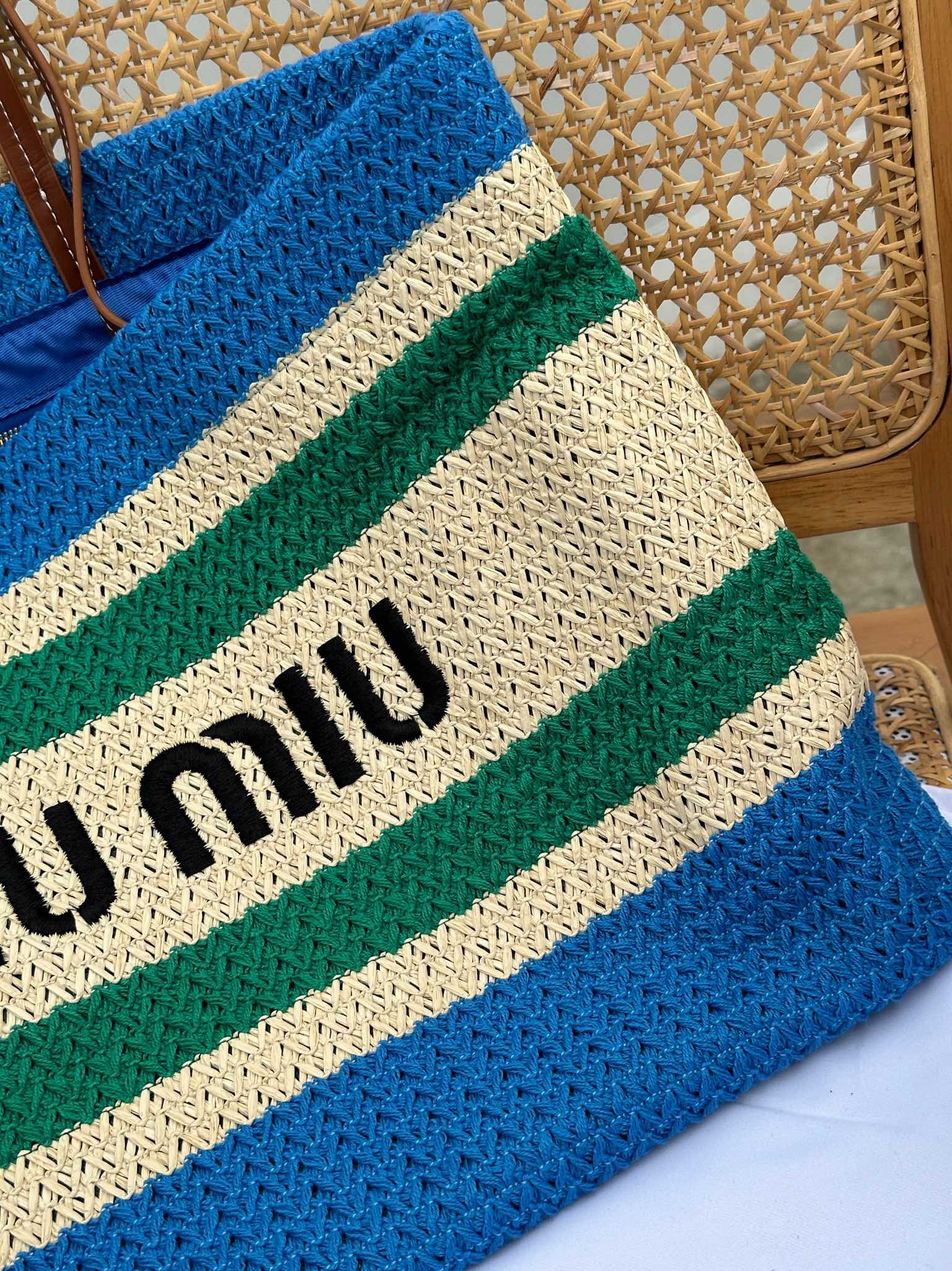 新款MiuMiu草编托特包 4