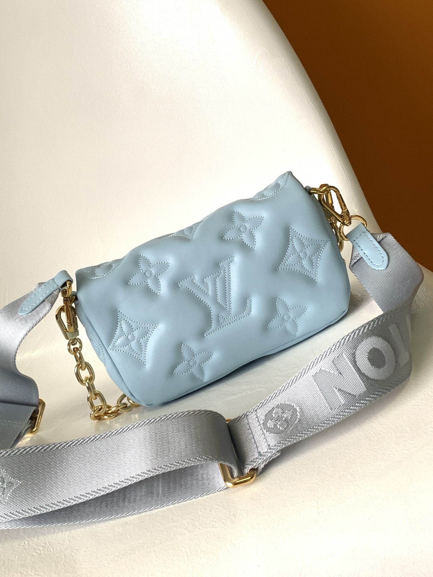 p680 M81398黑色 M81399雾霾蓝  Wallet on Strap 手袋来自 Bubblegram 系列