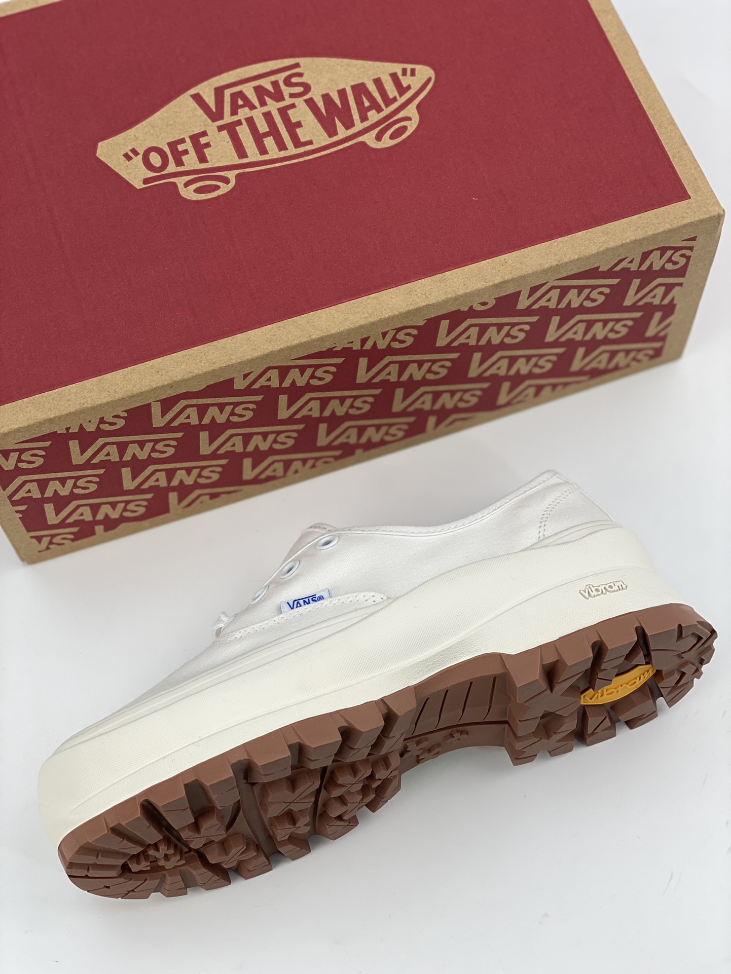 Vans’ instant height-increasing platform shoes are here. Vans Authentic Vibram DX collaboration Anaheim comfortable height-increasing canvas shoes