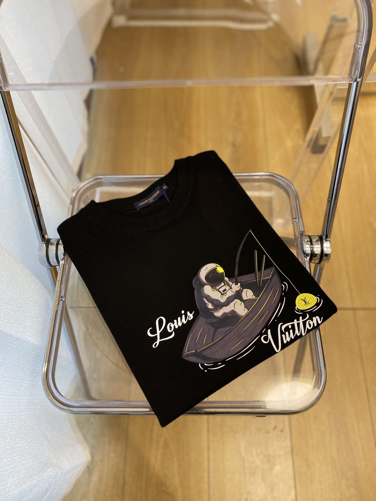 NO:120556,Louis Vuitton, 2025 new short-sleeved T-shirt, handsome and fashionable, top-grade printed pattern letter logo on the chest, simple and versatile style. Fabric cotton is not only crisp, maintains the trendy silhouette, but also comfortable to wear, with more delicate yarn, and size S-XXL,,louis vuitton,T-shirt,tees,t-shirt,alexander wang19860909路易威登、2025新品短袖T恤,帅气时尚,胸前顶级印花图案字母logo,简约百搭款.面料棉 不仅挺括,保持潮流的廓形,又穿着舒适,纱织更细腻,码数 S-XXL,,louis vuitton,T-shirt,tees，t-shirt,alexander wang,Men's clothing